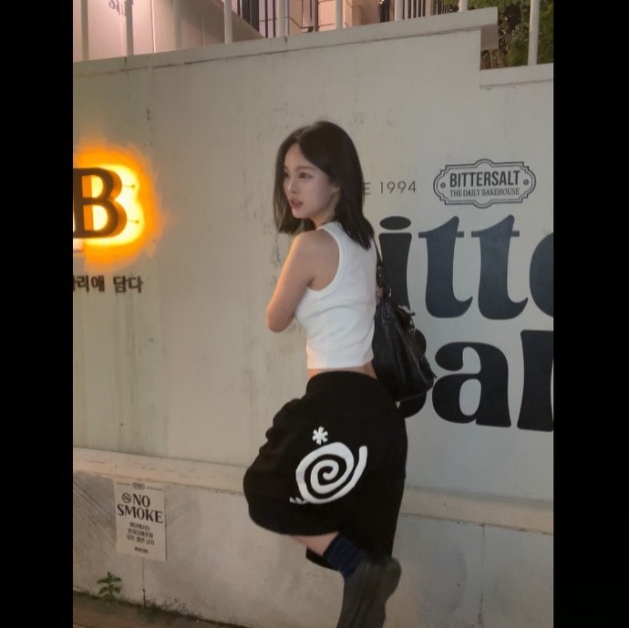 AMOU Molly One Tuck Bermuda Pants Black 착용 스타일 - 4