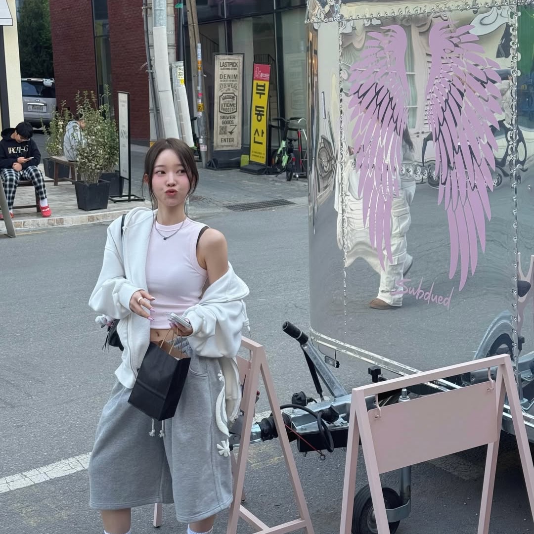 AMOU Molly One Tuck Bermuda Pants Gray 착용 스타일 - 3