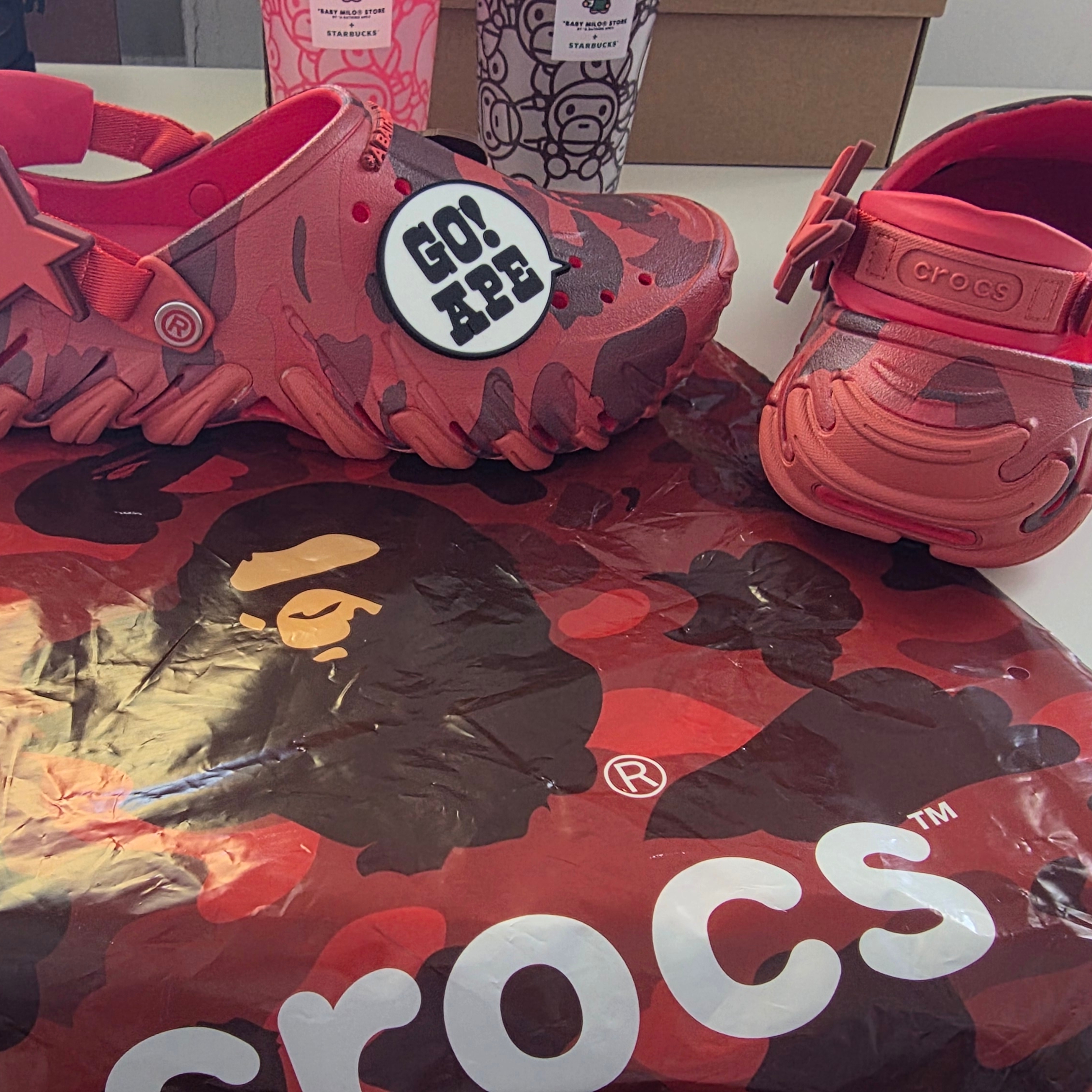 Crocs x BAPE Echo RO Clog Red 착용 스타일 - 2
