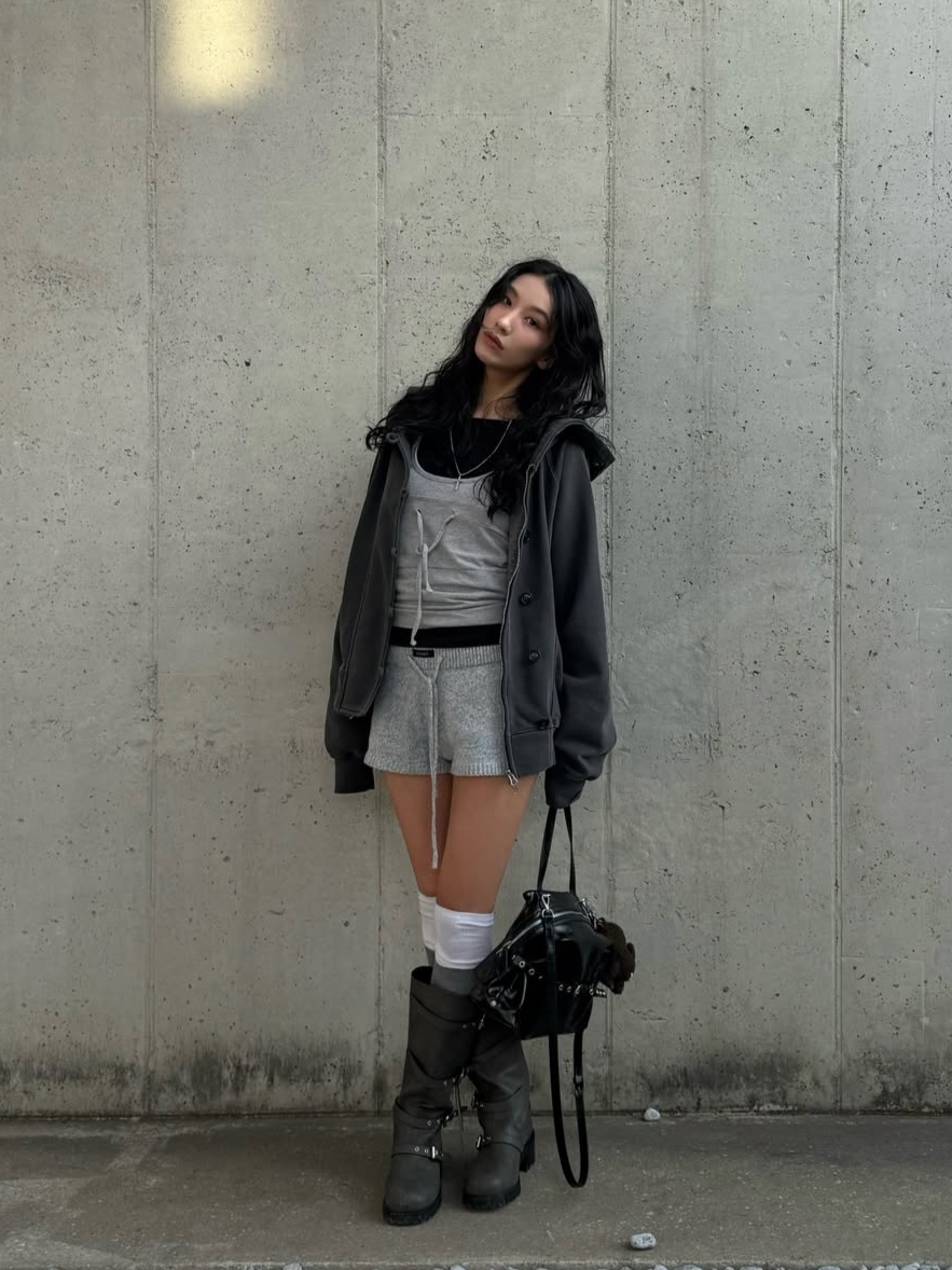 VOONT Eyelet Button Two-Way Hood Zip-Up (CHARCOAL) 착용 스타일 - 3