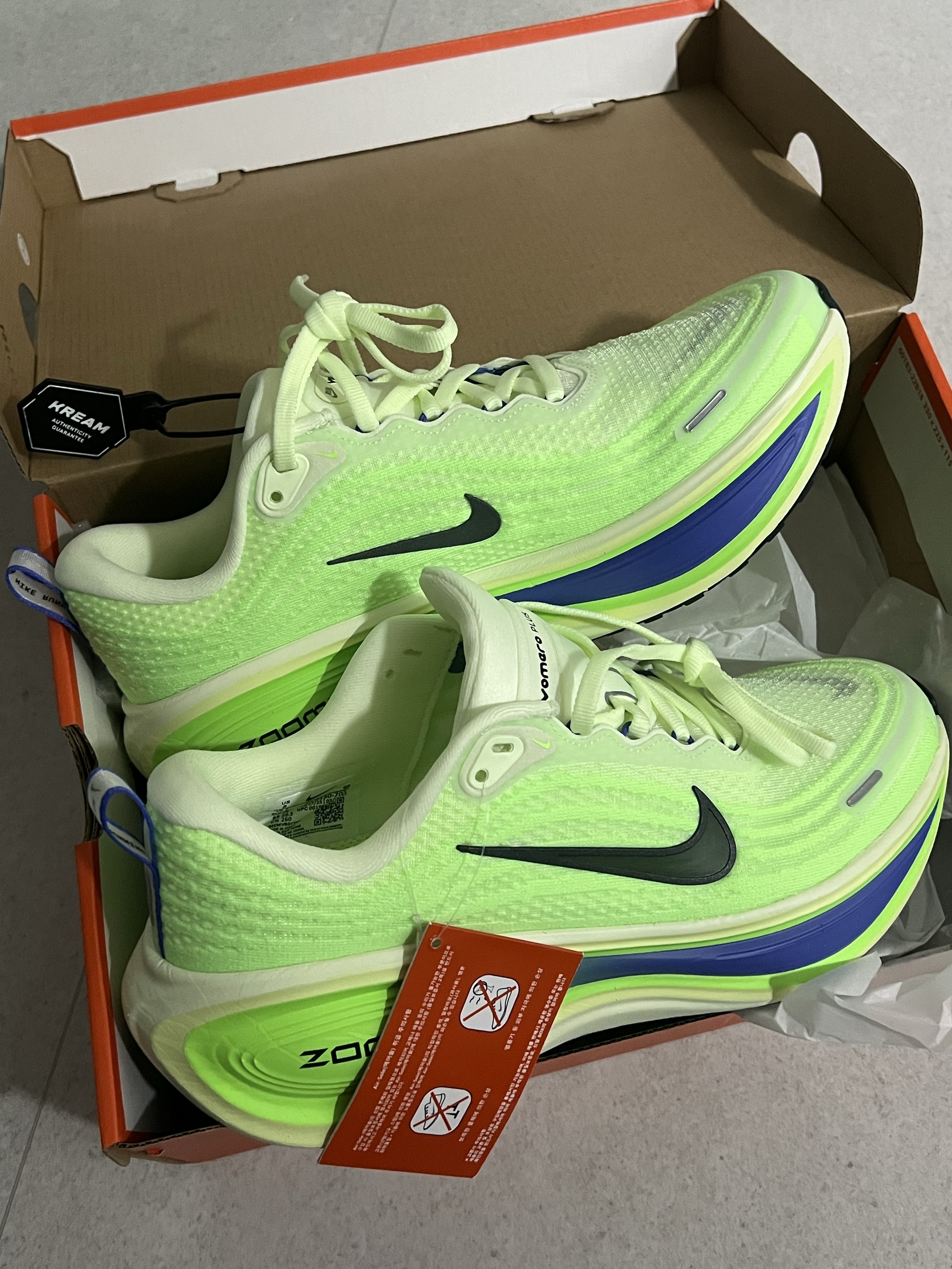 Nike Vomero Plus Volt Tint Lime Blast 착용 스타일