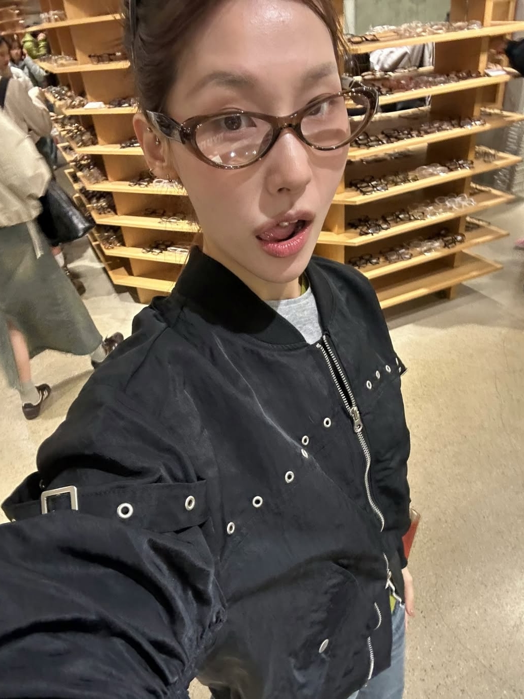 VOONT Eyelet Strap Ma-1 Jacket (BLACK) 착용 스타일 - 8