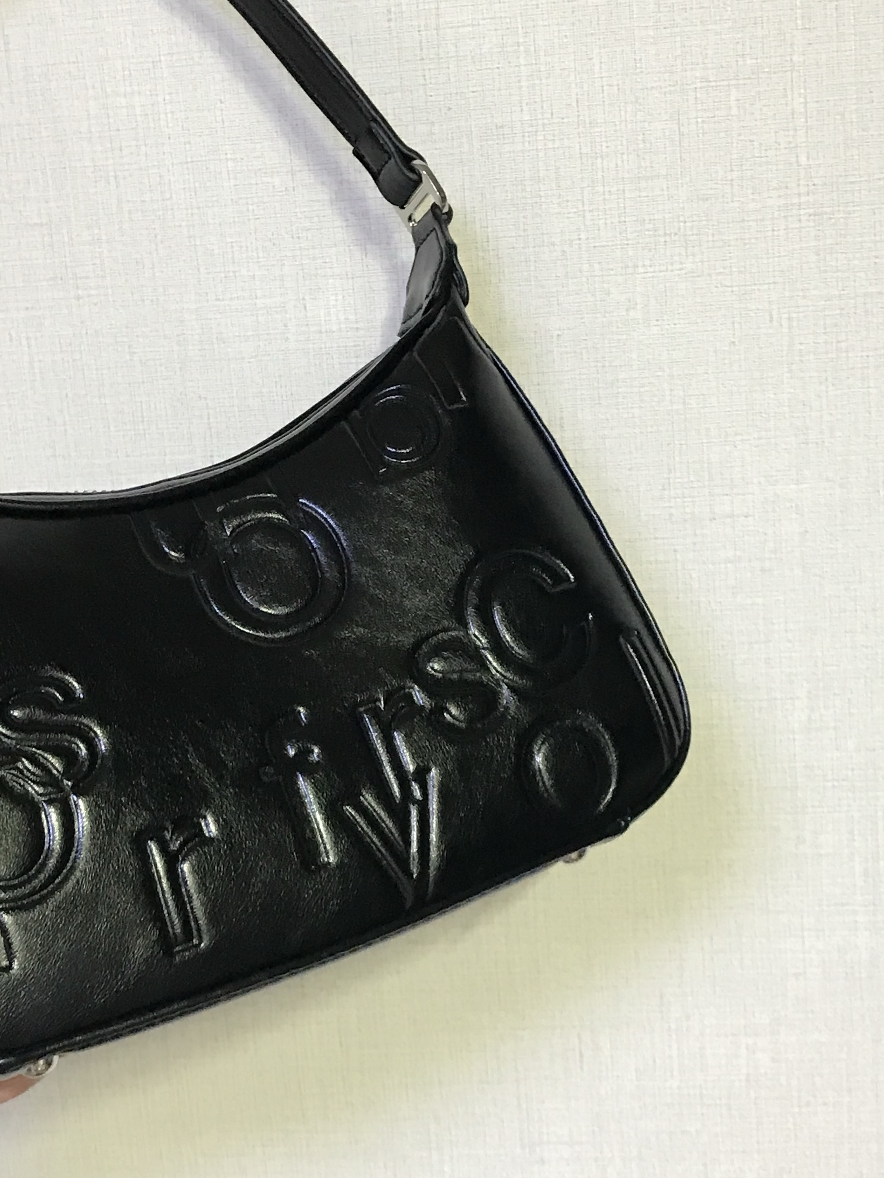 MILLO WOMEN Varnish Carving Bag Black 착용 스타일 - 6