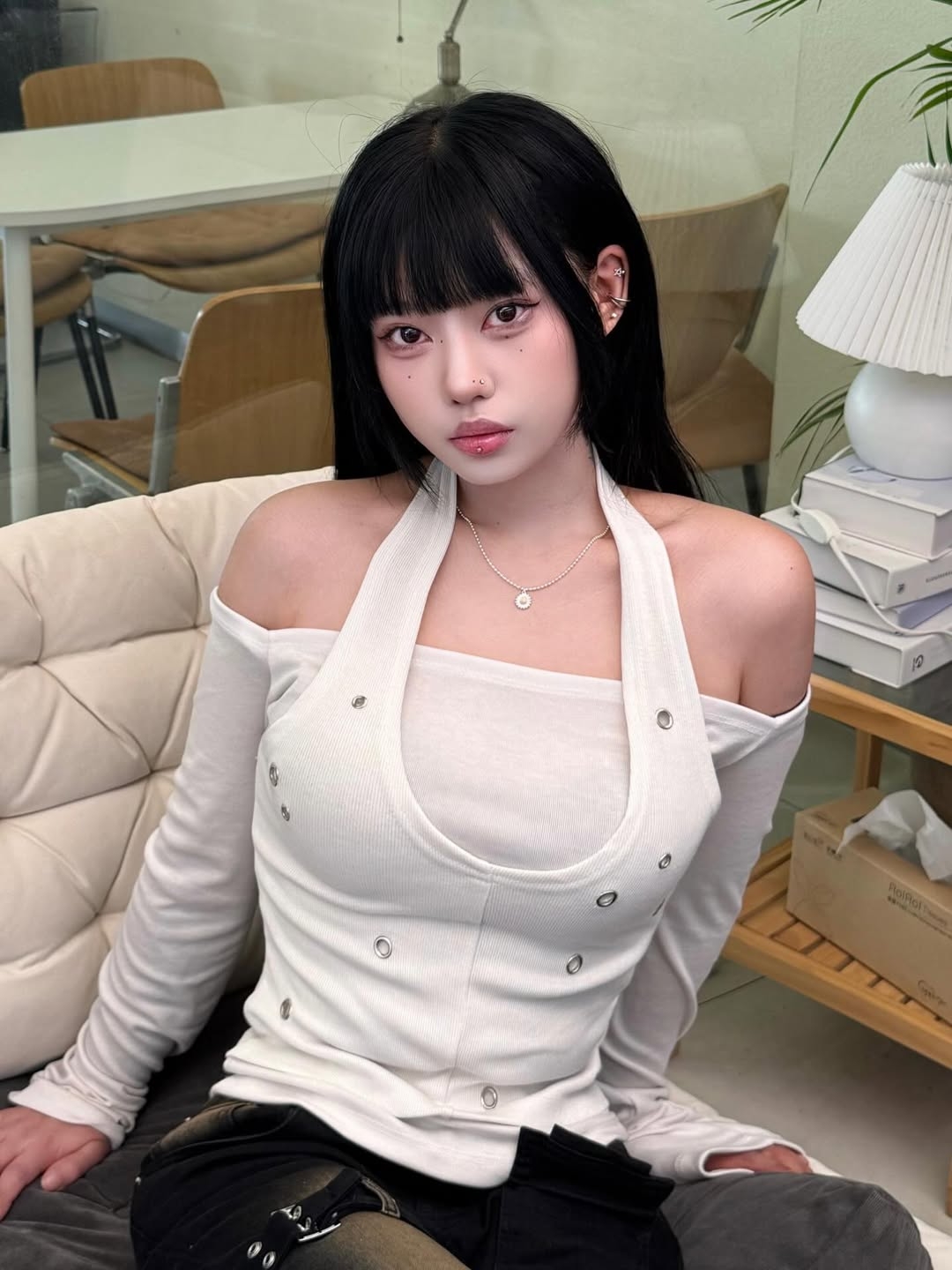 VOONT Eyelet Halter Long Sleeve (IVORY) 착용 스타일 - 1