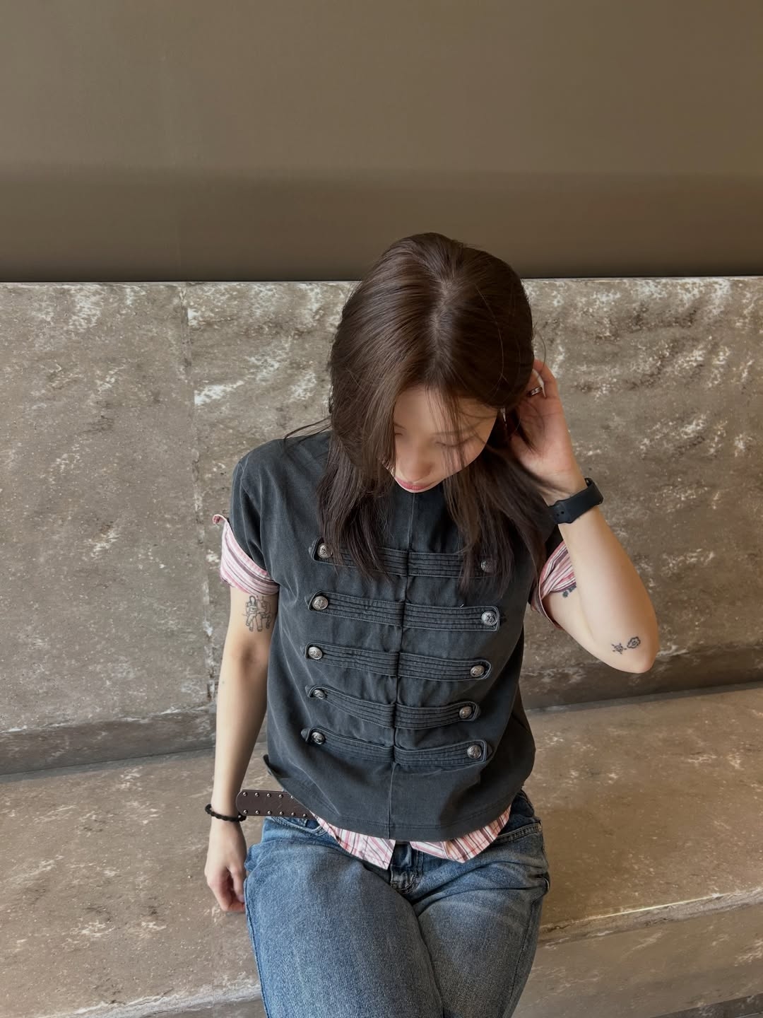 VOONT Napoleon Button Detail T-Shirt (CHARCOAL) 착용 스타일 - 3