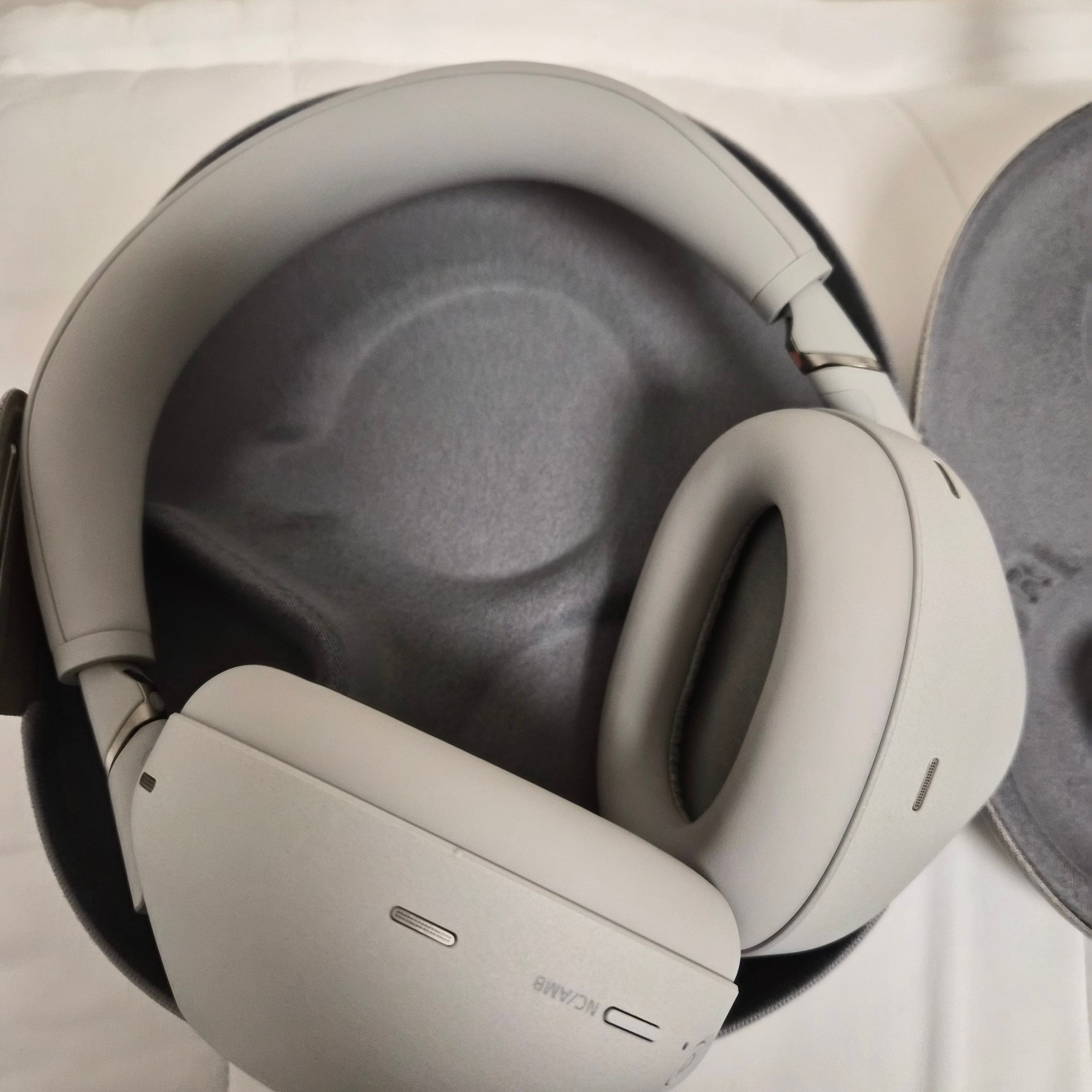 Sony WH-1000XM6 Silver (Sony Korea Ver.) 착용 스타일