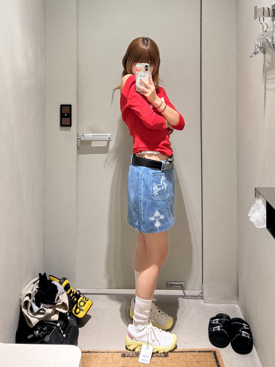 Phileo x Keen Women Targhee White - 26SS, Markgong Women Blue Cross Stitch Embroidered Denim Skirt With Detachable Belt Blue - 26SS 착용 스타일 - 3