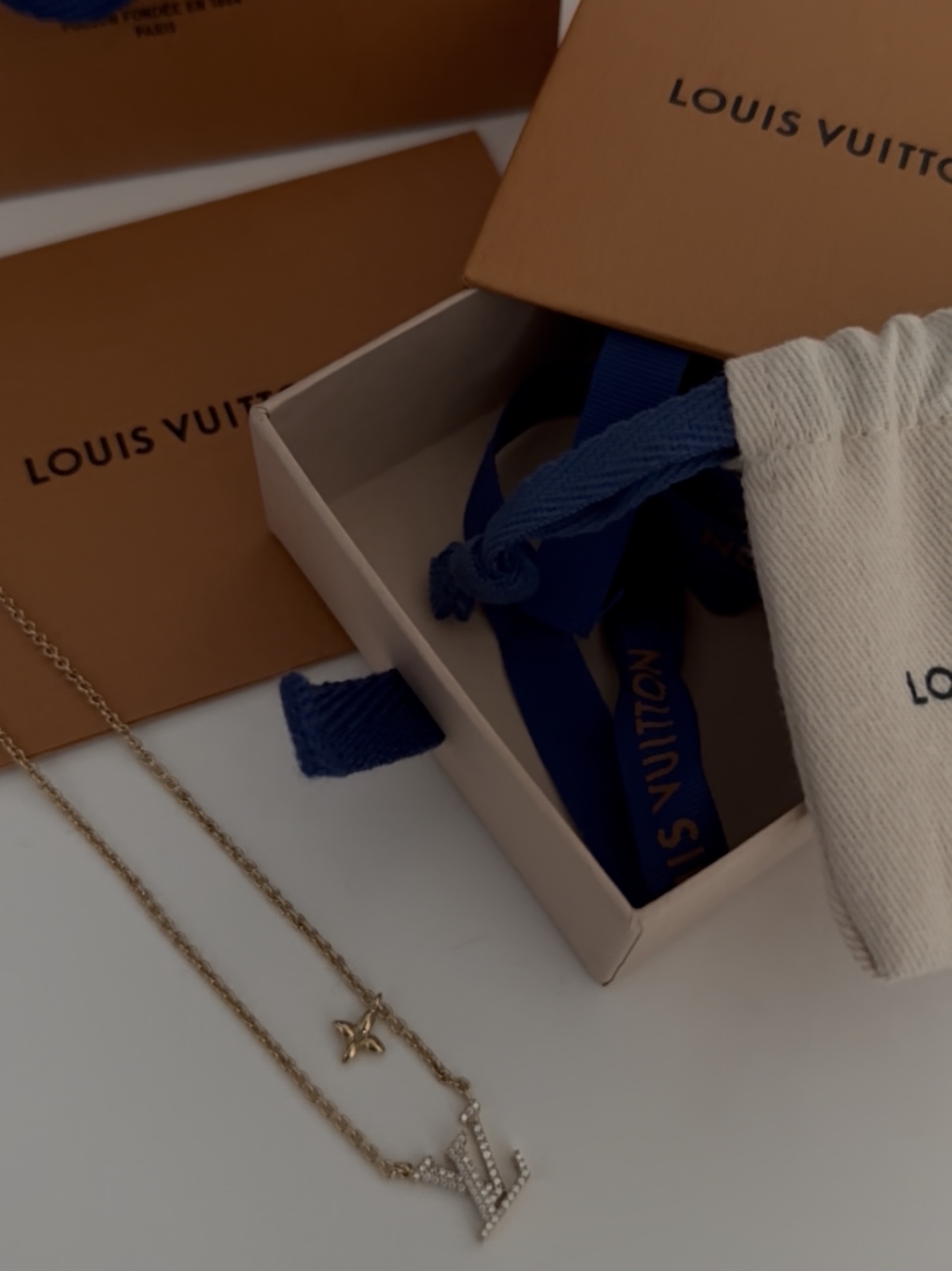(W) Louis Vuitton LV Iconic Necklace Gold 착용 스타일