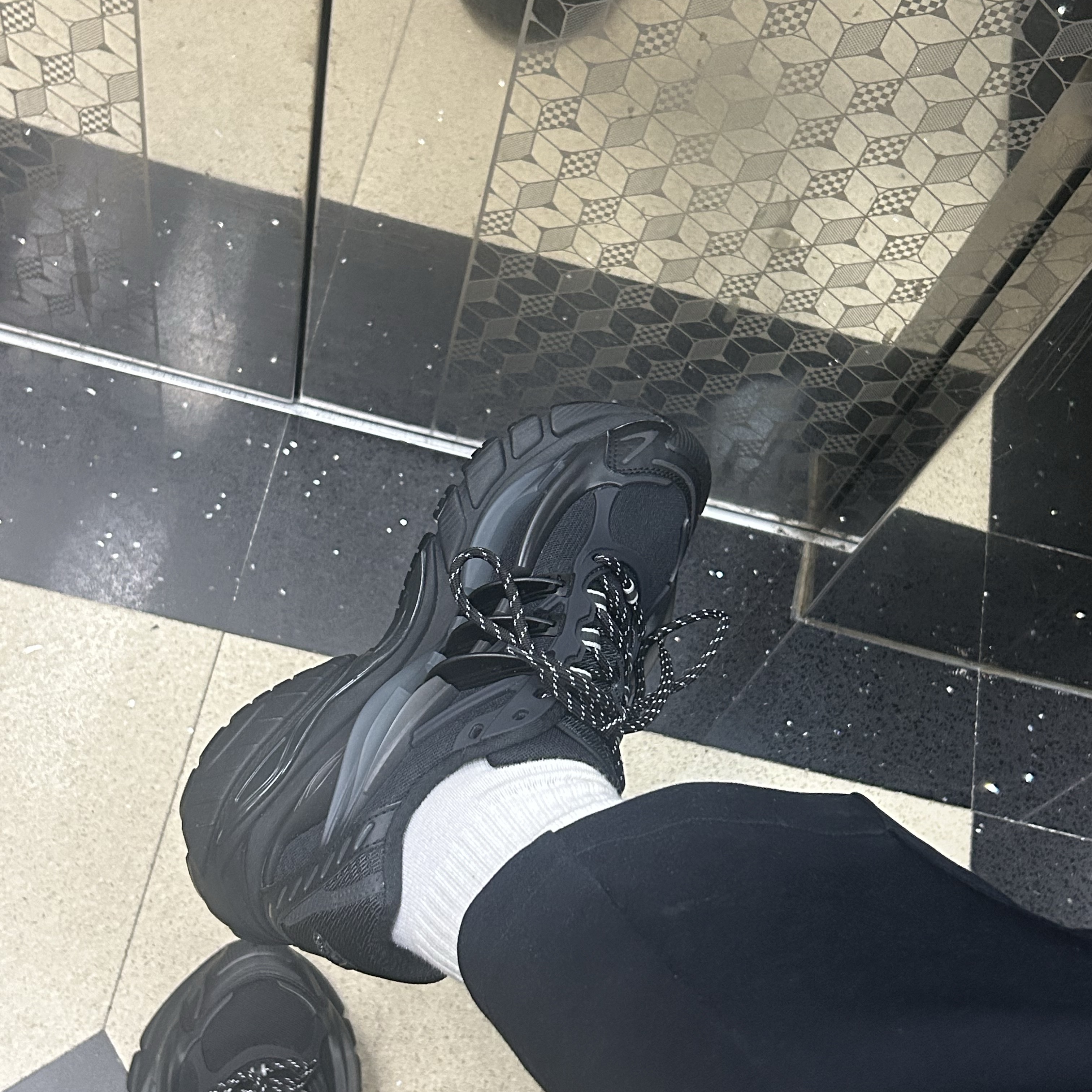 Adidas x Pharrell Williams Virginia Adistar Jellyfish Triple Black 착용 스타일 - 1