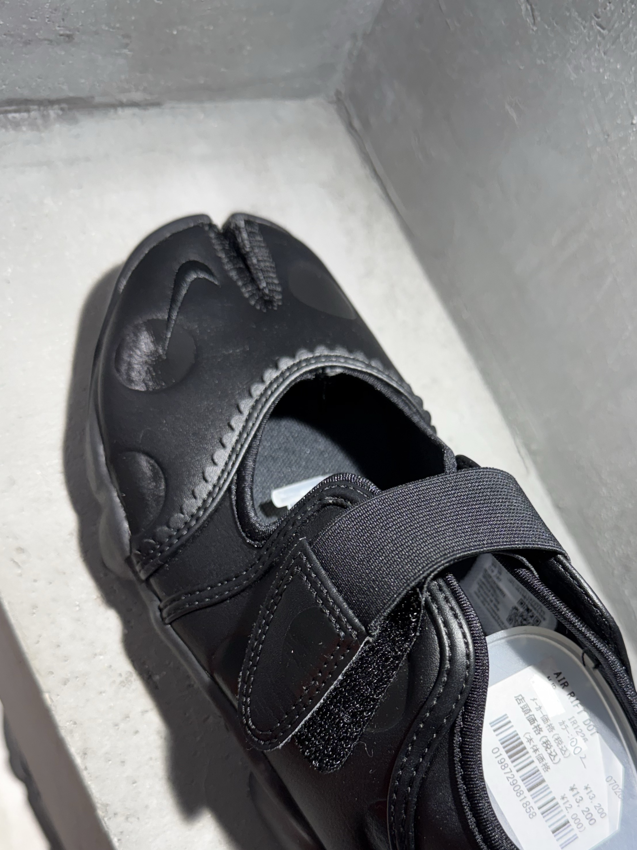 (W) Nike Air Rift Black Black, Lemaire Small Croissant Bag Soft Nappa Leather Dark Chocolate 착용 스타일 - 5