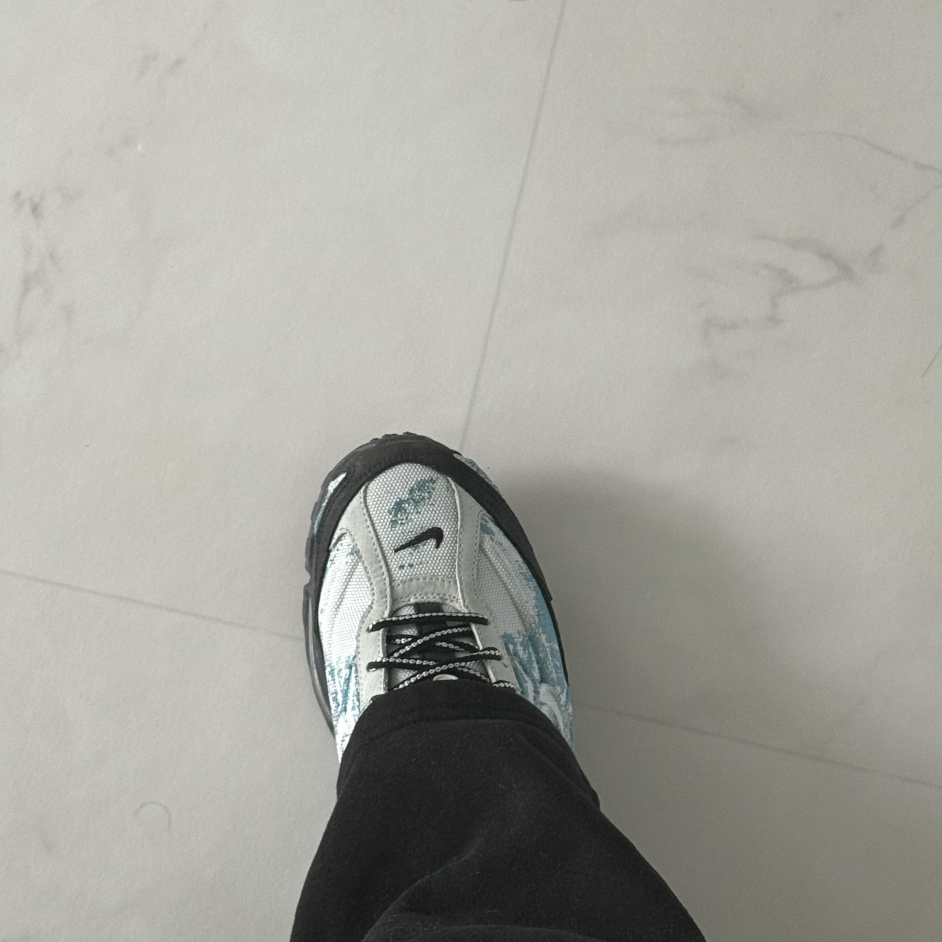 Nike Shox Ride 2 PRM Light Silver Black 착용 스타일 - 2
