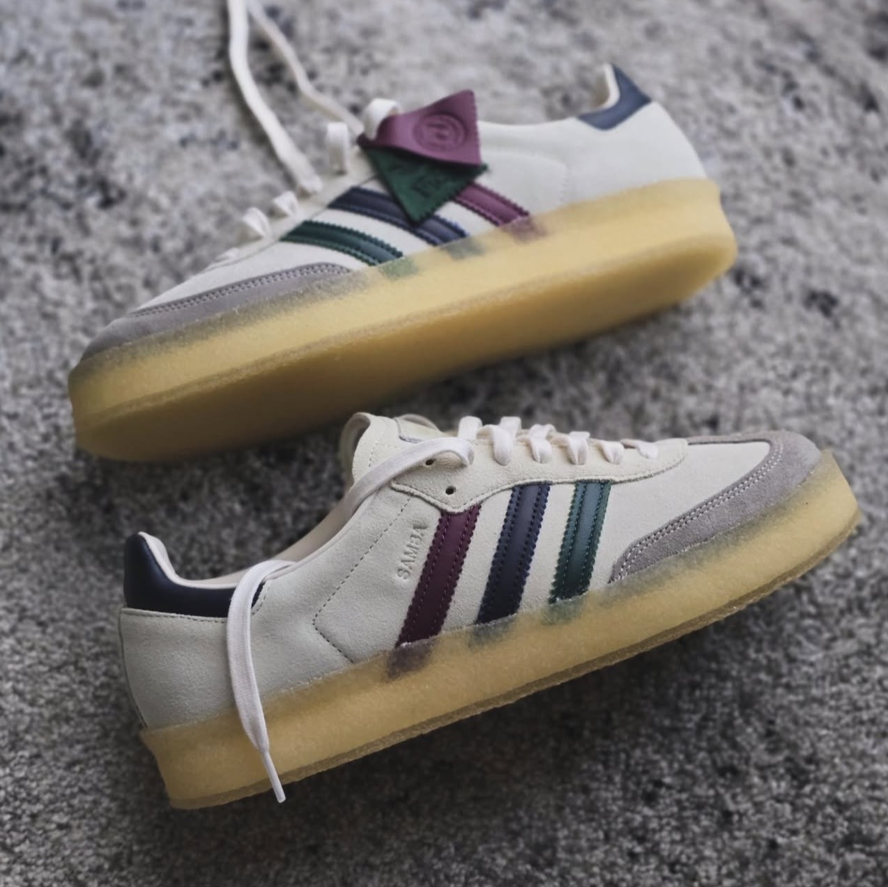 Adidas x Clarks x Ronnie Fieg 8th Street Samba Chalk White Collegiate Green 착용 스타일 - 1