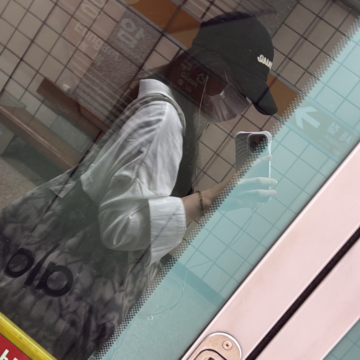 Alo Yoga Iconic Shopper Tote Bag Grey Tiedye, Casetify iPhone MagSafe Ripple Case White 착용 스타일