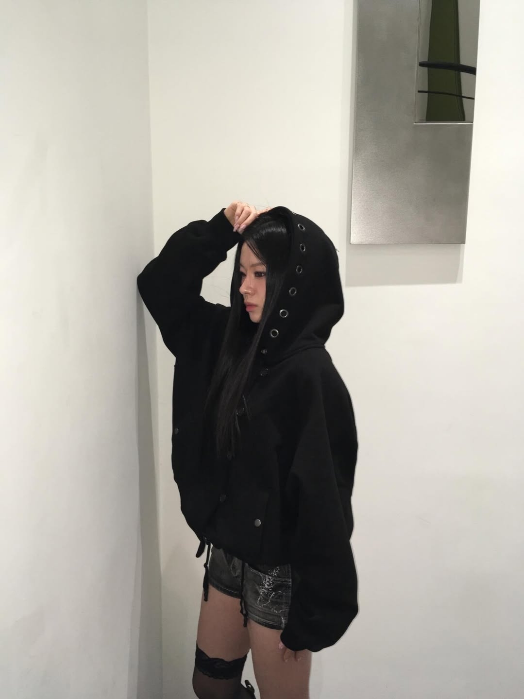 VOONT Eyelet Button Two-Way Hood Zip-Up (BLACK) 착용 스타일 - 6