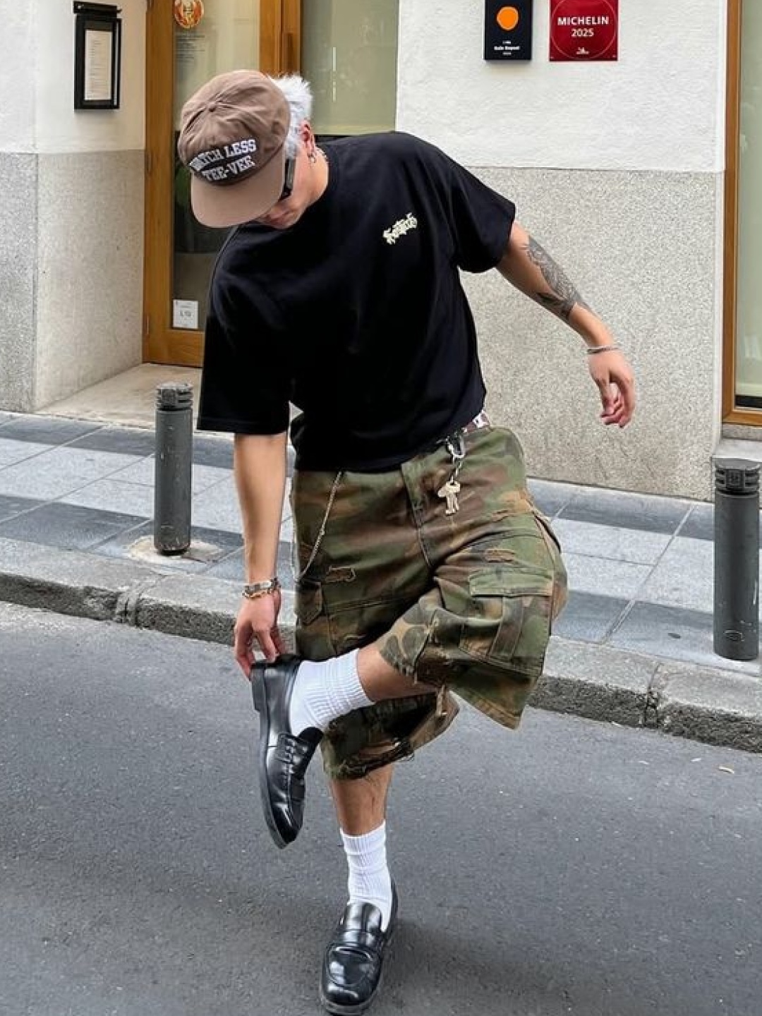AMOU Camo One Tuck Bermuda Pants Charcoal, SLOW RECORD HOUSE Carpenter Bermuda Wide Camo Pants Vintage Green 착용 스타일 - 4