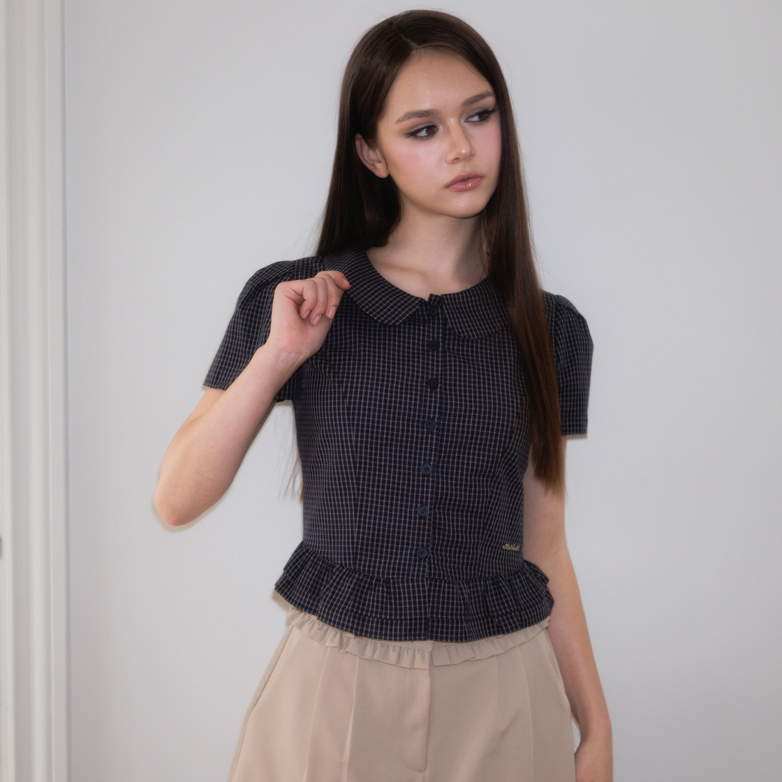 로제프란츠퍼프 슬리브 페플럼 체크 블라우스 네이비(Rosefrantz Puff Sleeve Peplum Check Blouse [Navy]) - 4