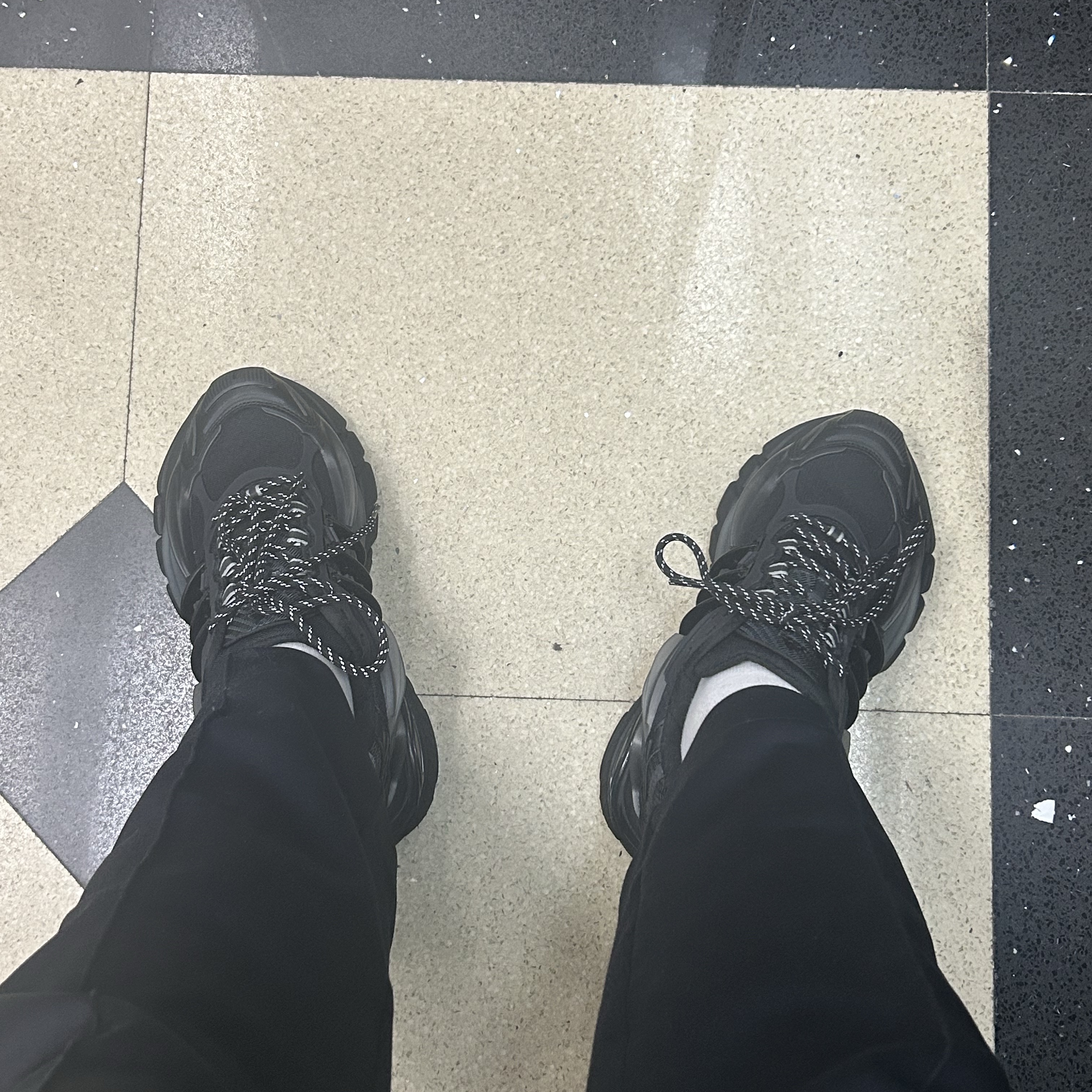 Adidas x Pharrell Williams Virginia Adistar Jellyfish Triple Black 착용 스타일 - 2