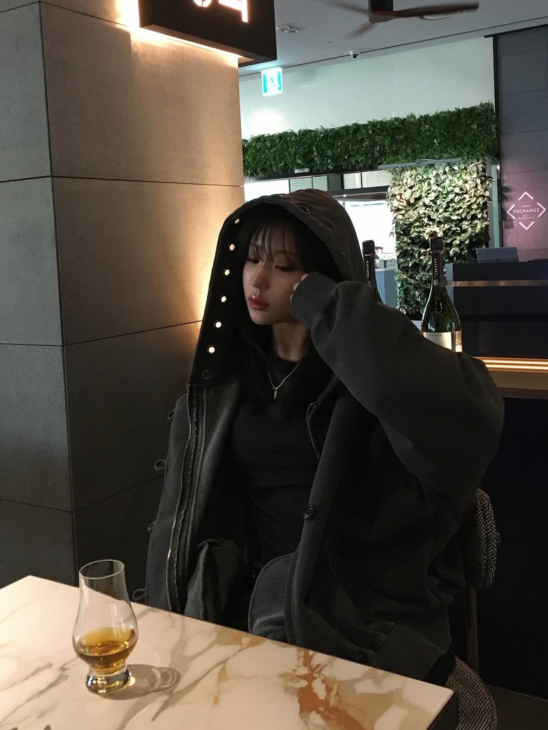 VOONT Eyelet Button Two-Way Hood Zip-Up (CHARCOAL) 착용 스타일 - 4