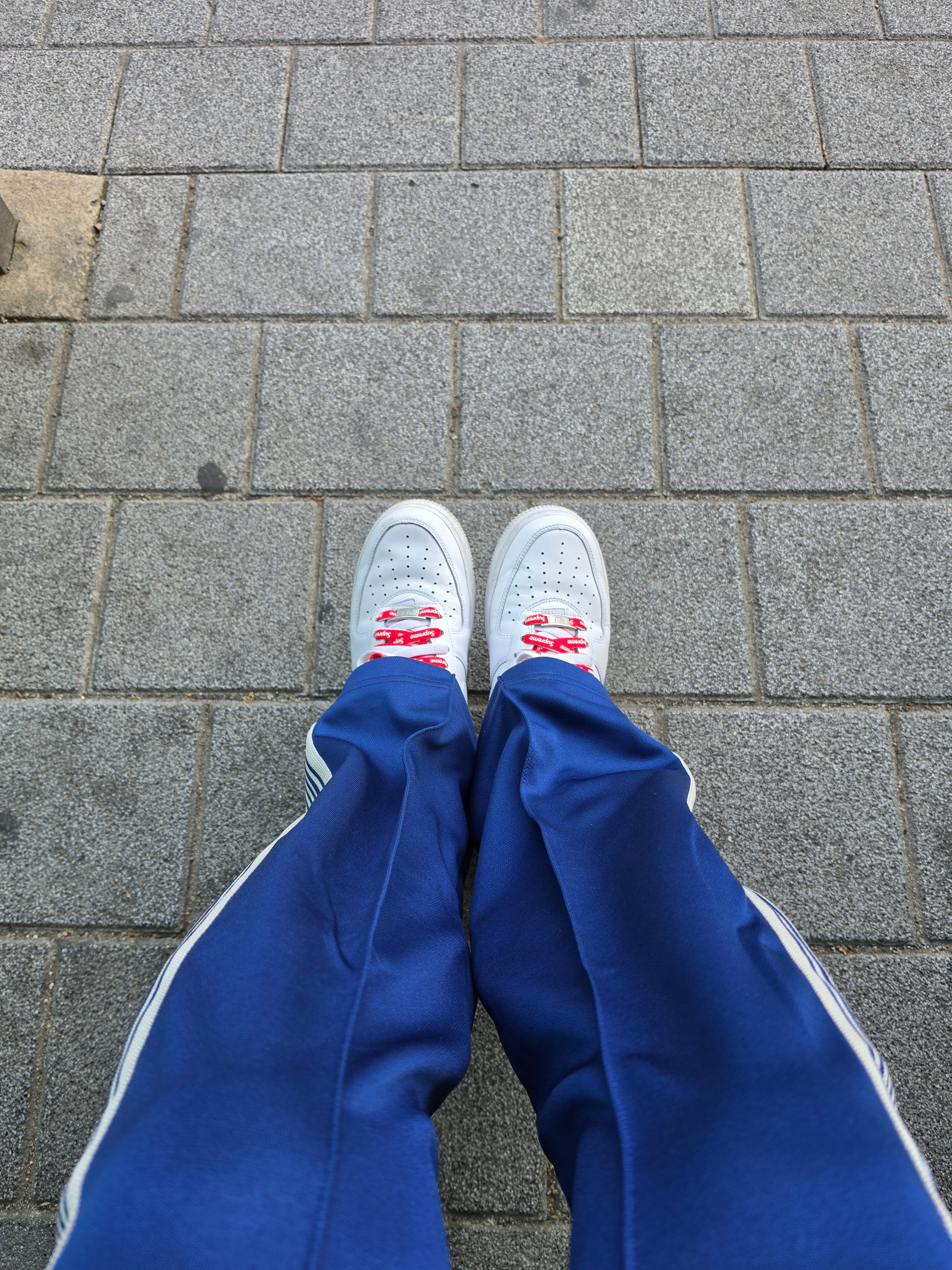 Needles x Beaver Track Pants Poly Smooth Royal, Nike x Supreme Air Force 1 Low White 착용 스타일