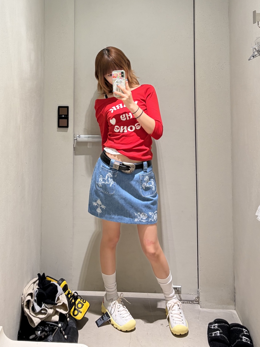 Phileo x Keen Women Targhee White - 26SS, Markgong Women Blue Cross Stitch Embroidered Denim Skirt With Detachable Belt Blue - 26SS 착용 스타일 - 2