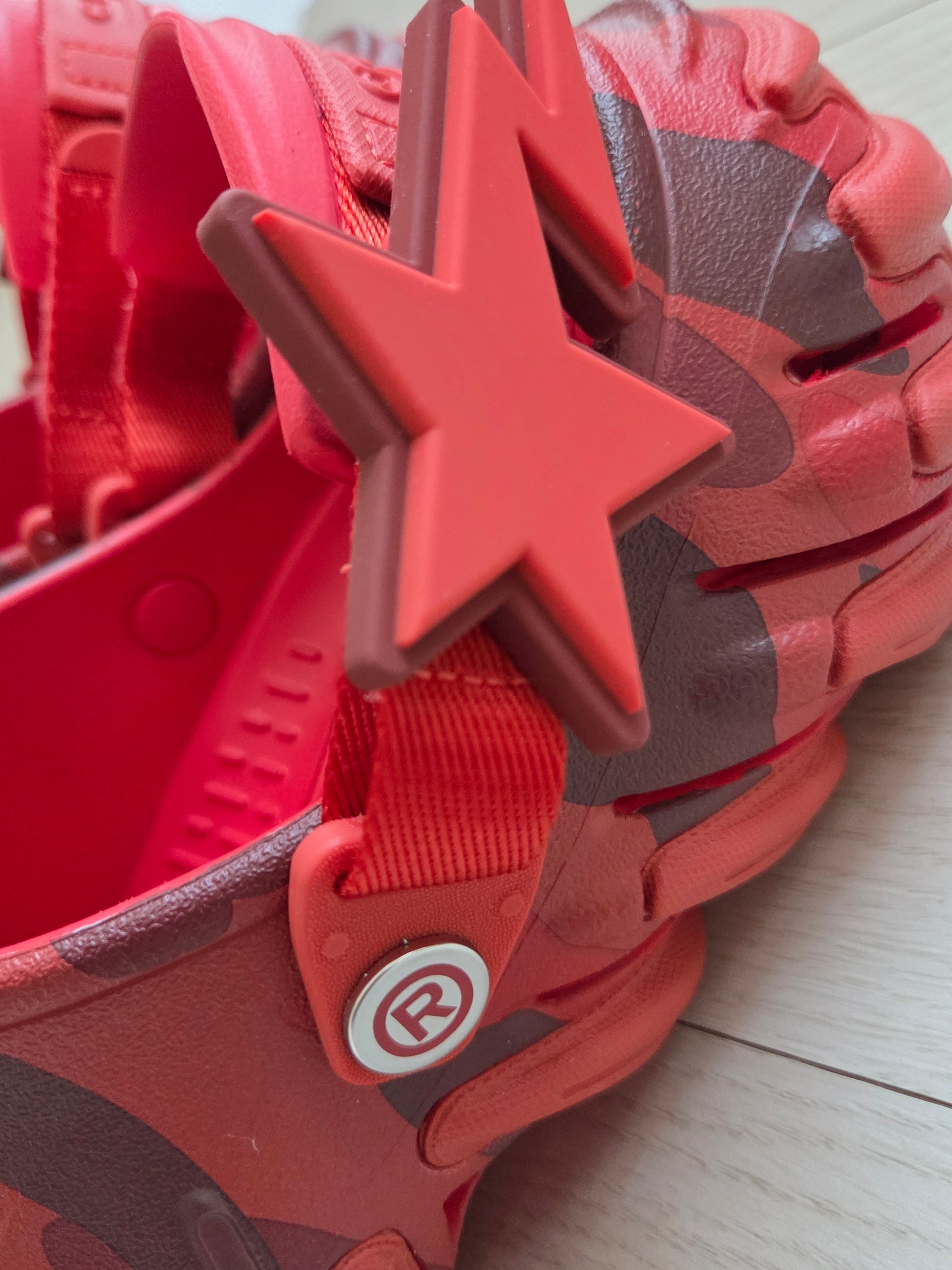 Crocs x BAPE Echo RO Clog Red 착용 스타일 - 5
