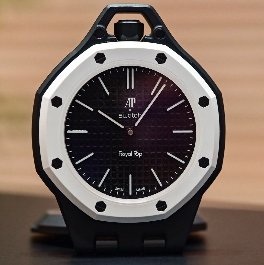 Swatch x Audemars Piguet Bioceramic Royal Pop Ocho Negro 착용 스타일 - 4