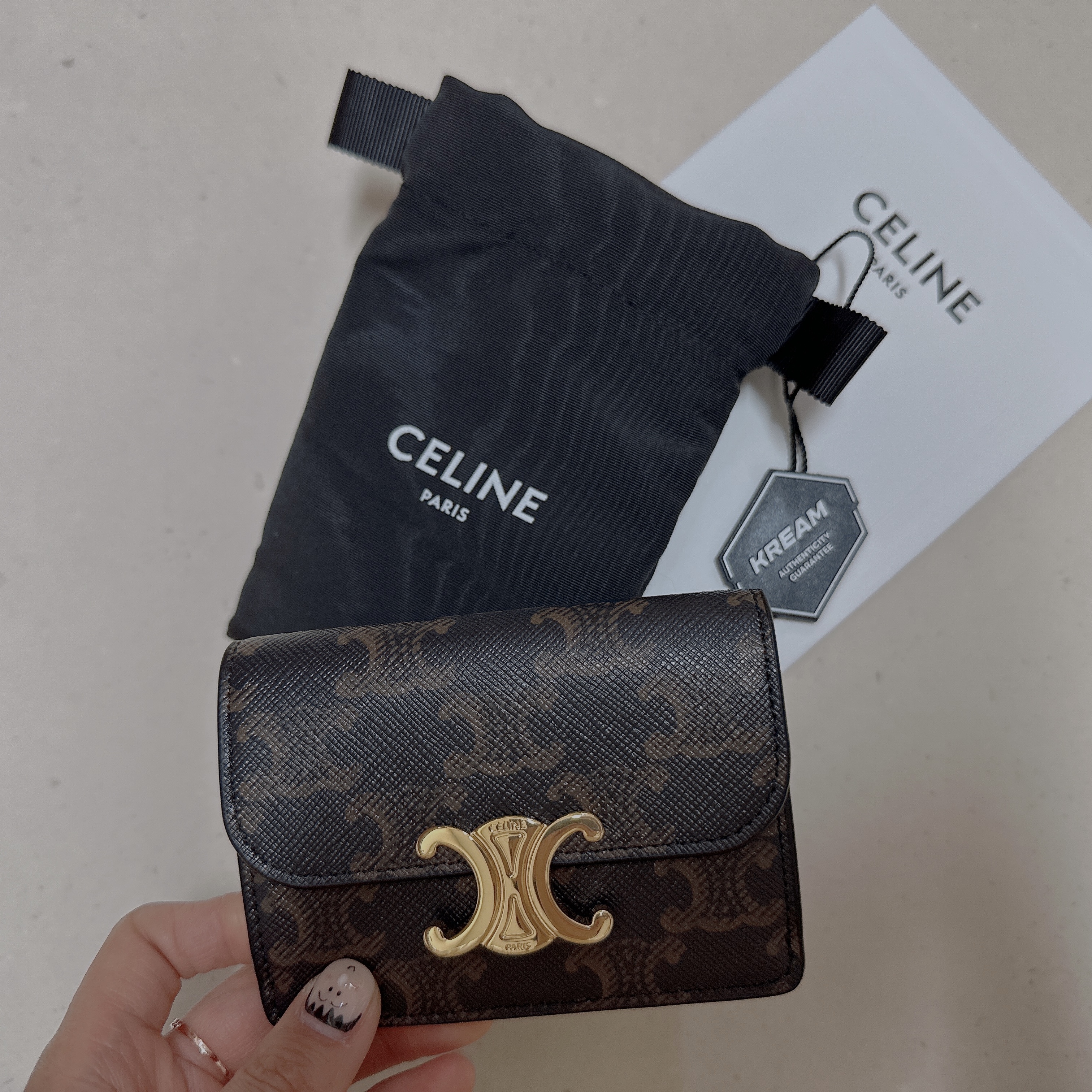 Celine Card Holder with Flap in Triomphe Canvas Tan 착용 스타일 - 1