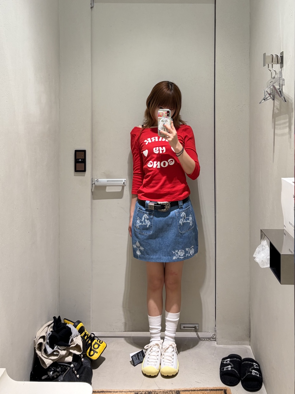 Markgong Women Mark My Gong Printed Red 3/4 Sleeve Cowl Neck Backless Top Red - 26SS, Phileo x Keen Women Targhee White - 26SS 착용 스타일 - 3