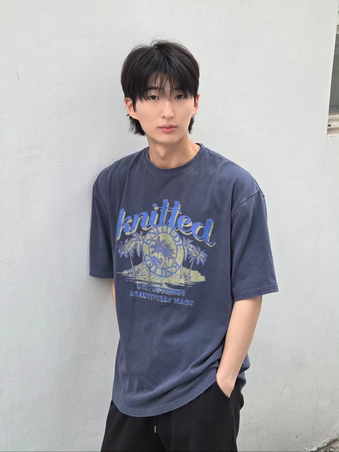 Knitted Pigment Palm Tree Graphic T-Shirt Blue 착용 스타일 - 1