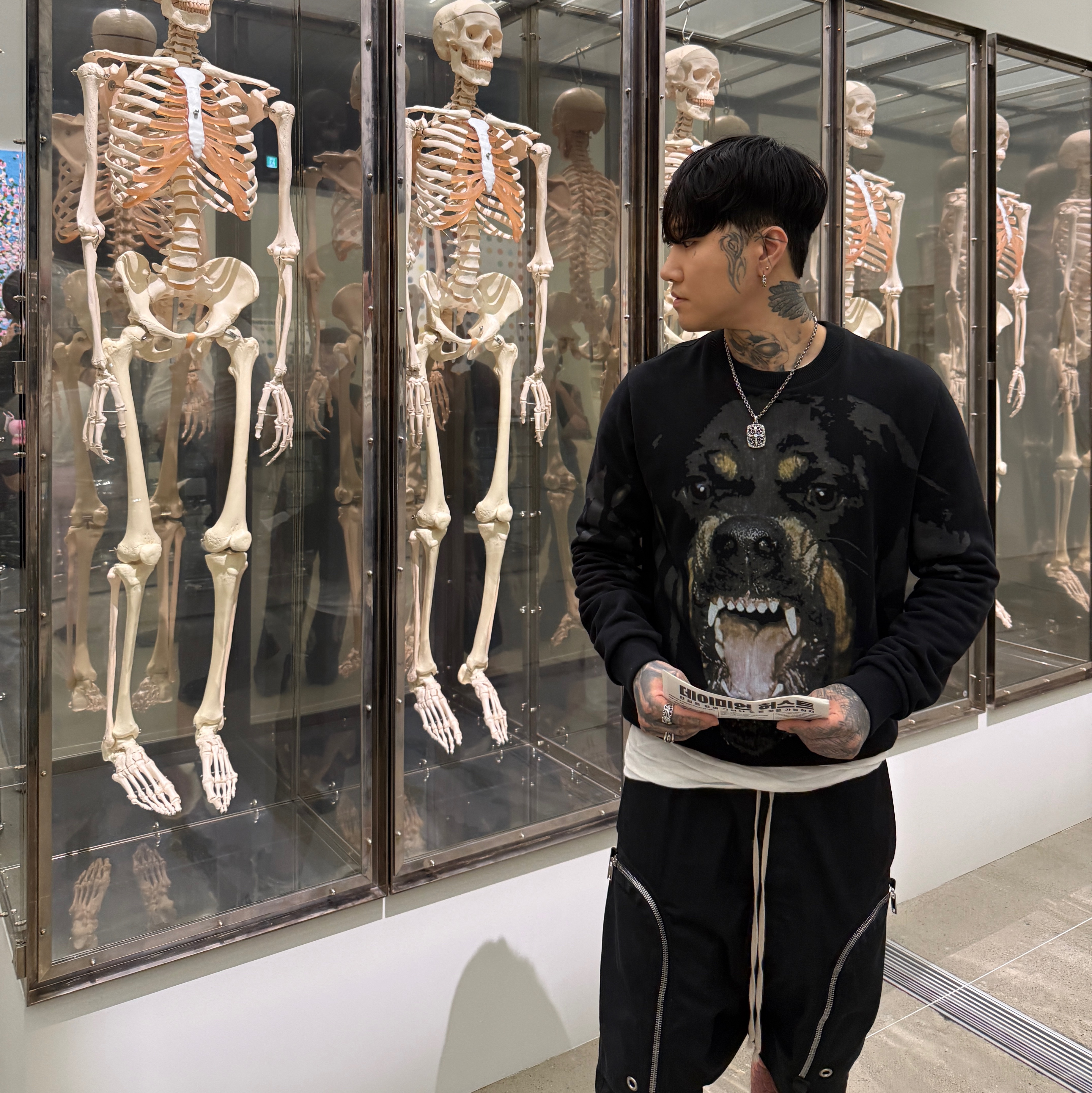 Rick Owens Bauhaus Bela Drawstring Cargo Shorts Black, Hansroom Chrome Hearts Dagger Ring 착용 스타일 - 1
