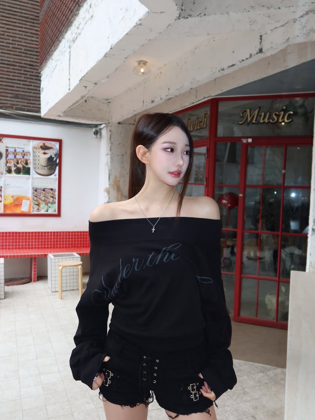 VOONT Lettering Off Shoulder Sweatshirt (BLACK), VOONT Eyelet Buckle Micro Shorts (BLACK) 착용 스타일 - 2