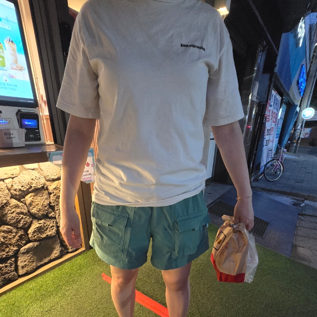 (W) Patagonia P-6 Logo Responsibili-Tee White 착용 스타일