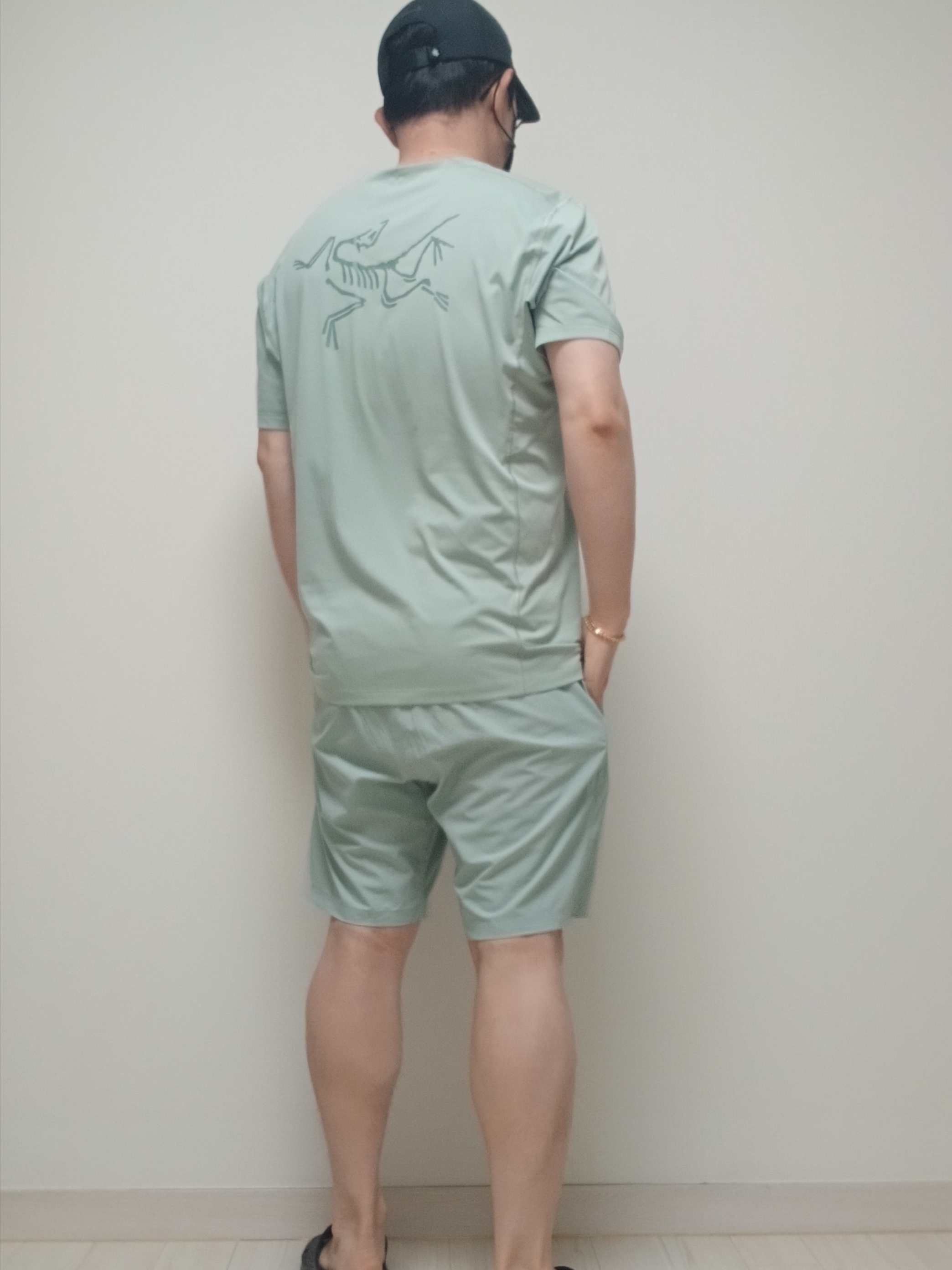 Goldwin Gore-Tex 3L Cap Black, Arc'teryx Motus Arcword Crew SS T-Shirt Stone Green Heather 착용 스타일 - 4