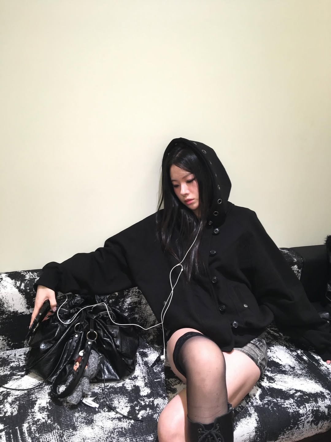 VOONT Eyelet Button Two-Way Hood Zip-Up (BLACK) 착용 스타일 - 1