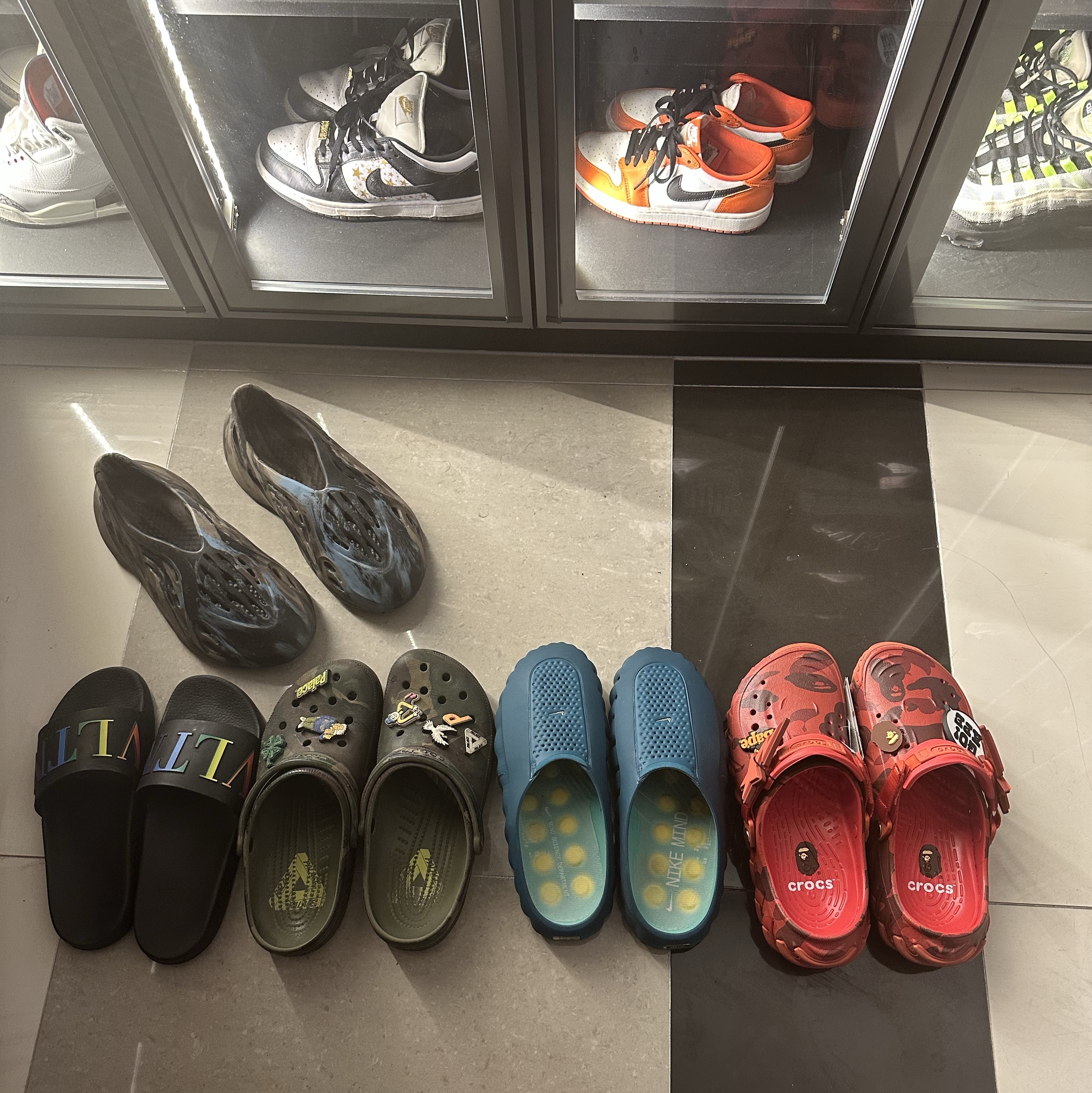 Crocs x BAPE Echo RO Clog Red, Crocs x Palace Classic Clog Woodland Camo 착용 스타일