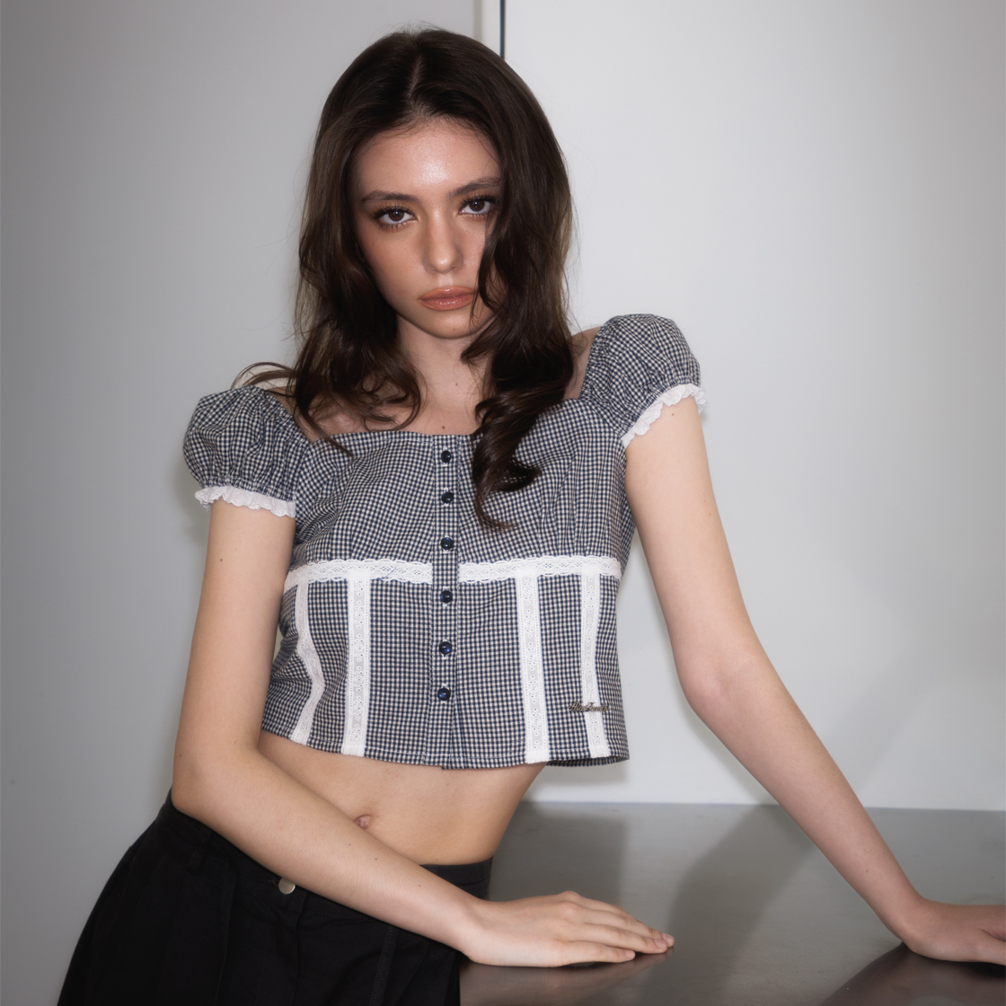 로제프란츠체크 셔링 크롭 블라우스 네이비(Rosefrantz Check Shirring Crop Blouse [Navy]) - 5