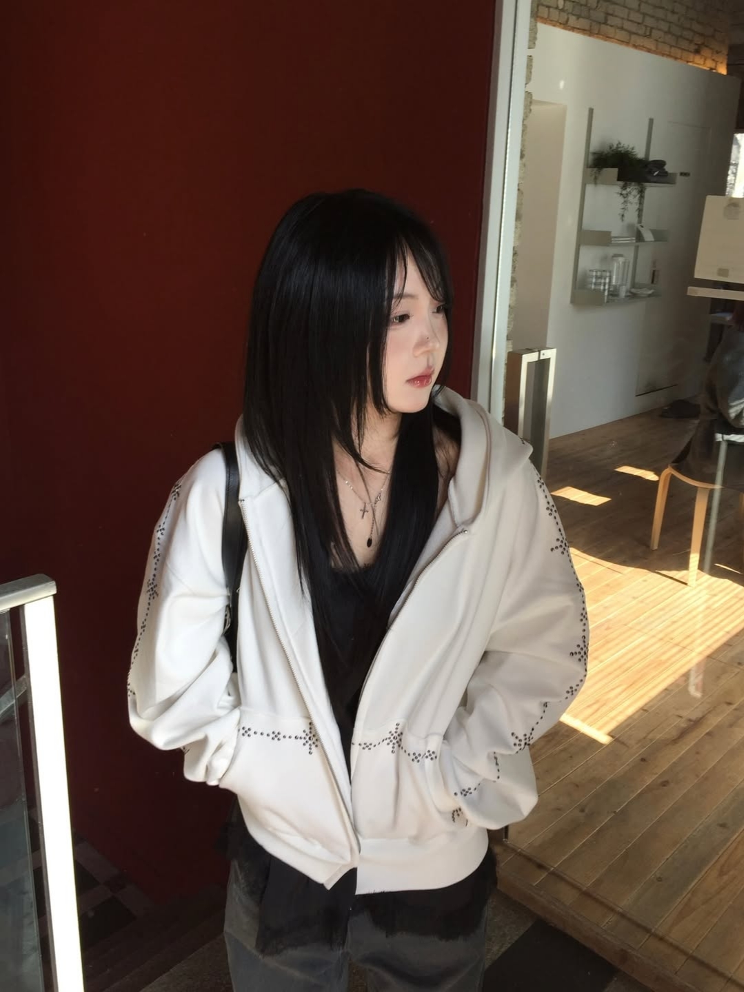 VOONT Stud Line Hood Zip-Up (IVORY) 착용 스타일 - 1