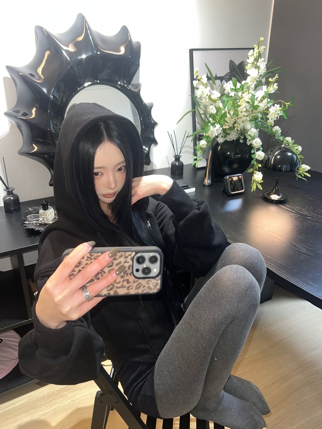 VOONT Jenny Corset Hood Zip-Up (BLACK) 착용 스타일 - 1