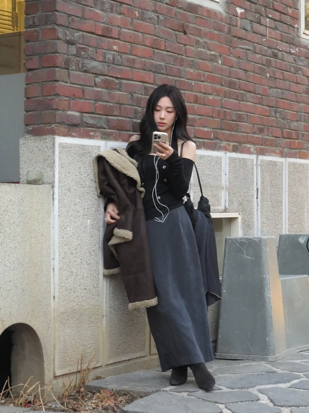 VOONT Eyelet Halter Long Sleeve (BLACK) 착용 스타일 - 3