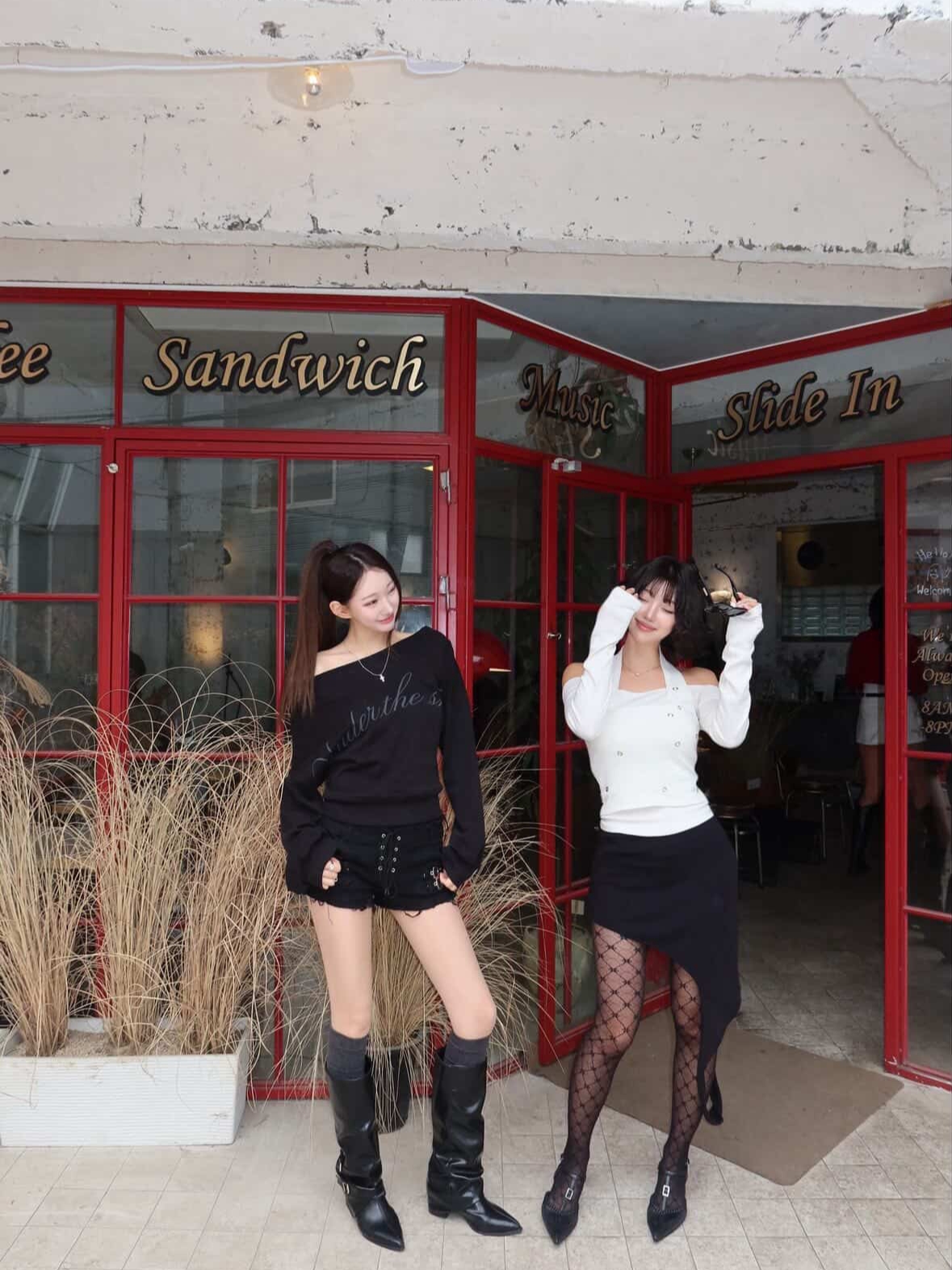 VOONT Lettering Off Shoulder Sweatshirt (BLACK), VOONT Eyelet Buckle Micro Shorts (BLACK) 착용 스타일 - 4
