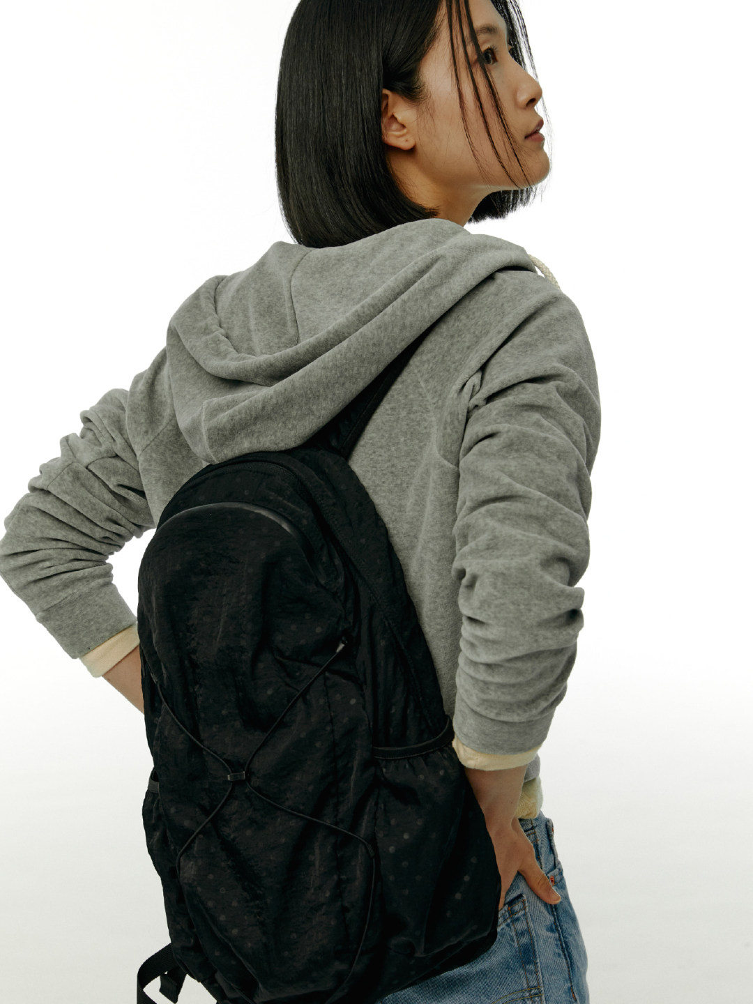 MAZIUNTITLED Roam Pack Black, MAZIUNTITLED Roam Pack Light Grey 착용 스타일 - 3