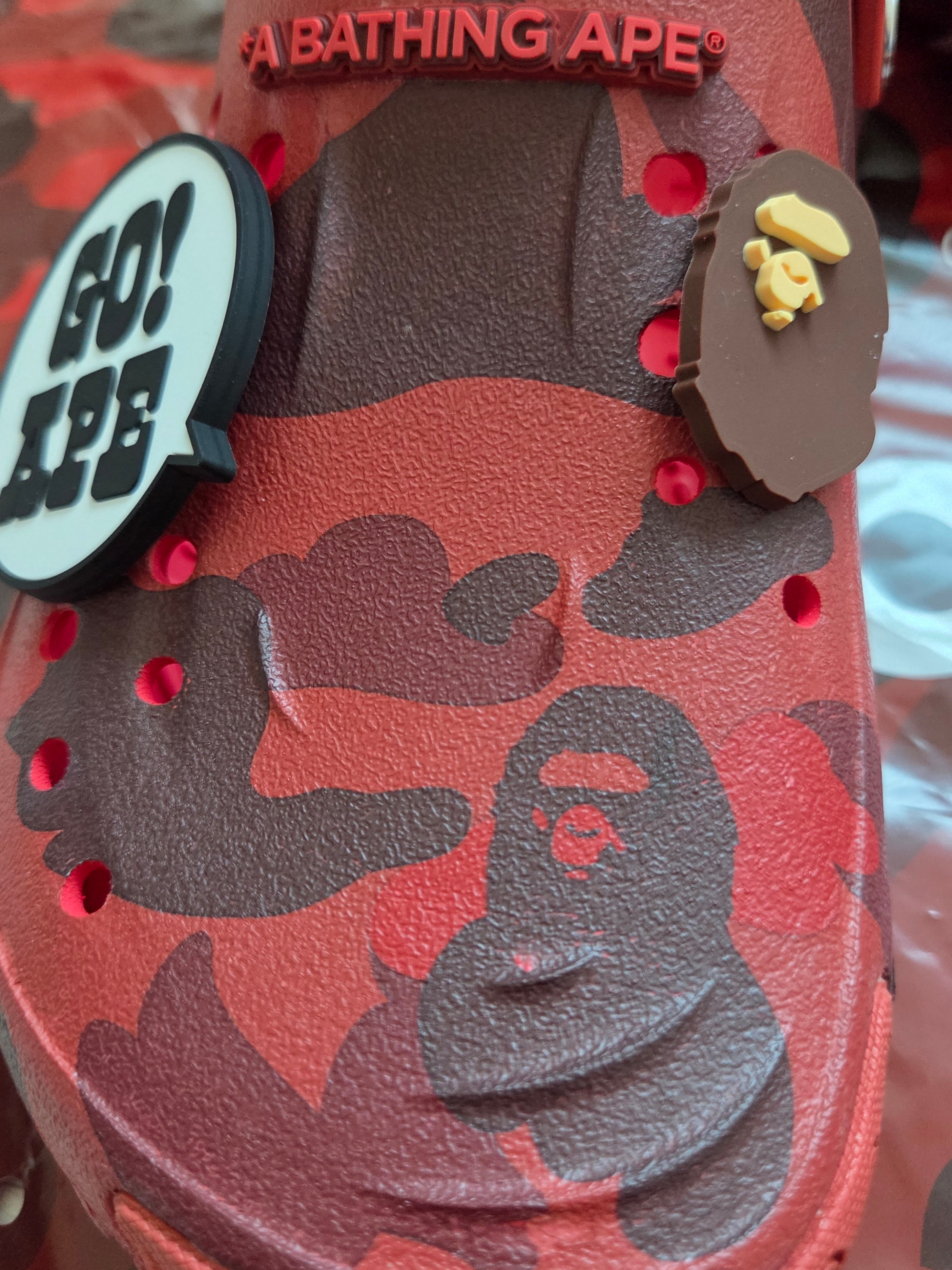 Crocs x BAPE Echo RO Clog Red 착용 스타일 - 3