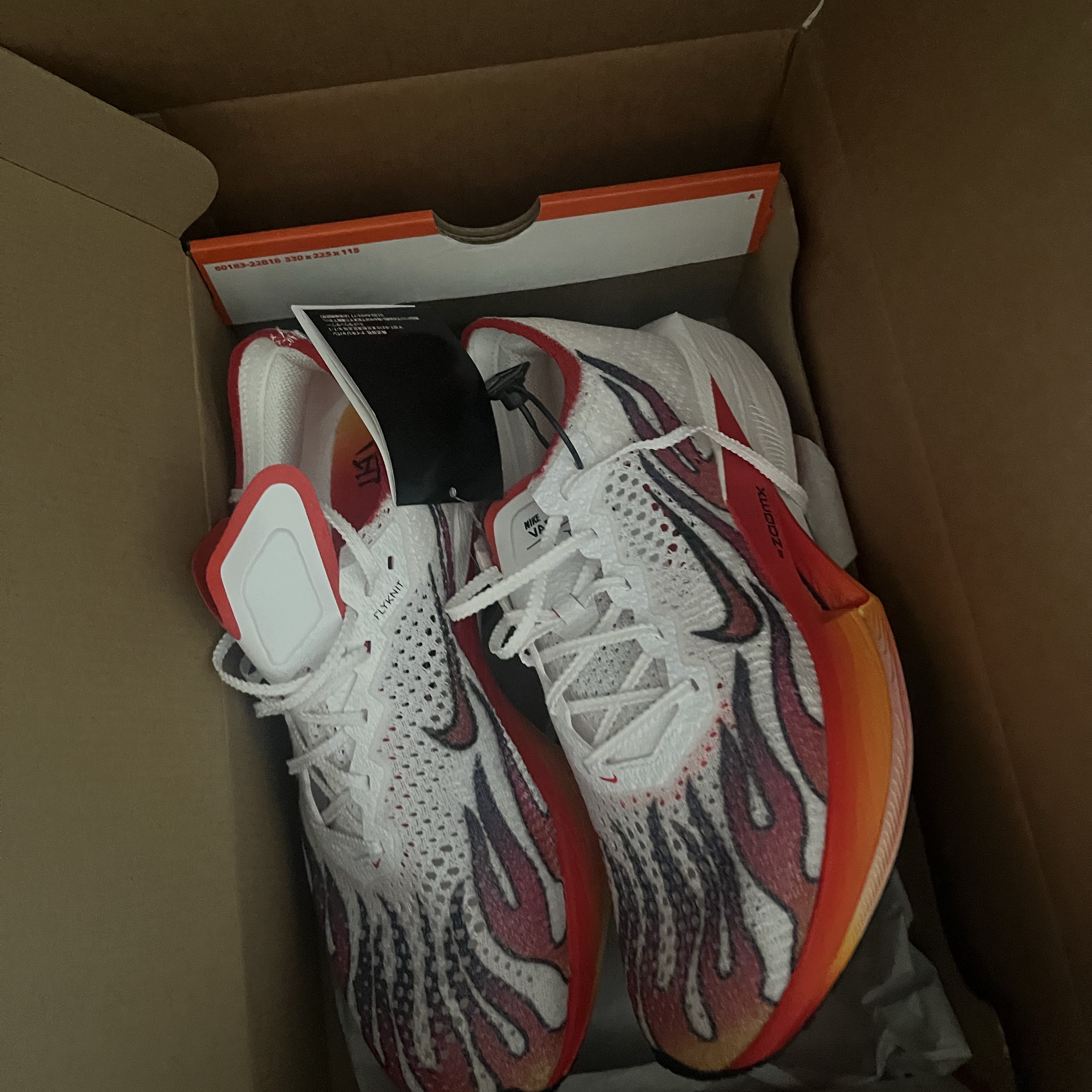 Nike ZoomX Vaporfly Next% 3 PRM White Habanero Red 착용 스타일 - 1