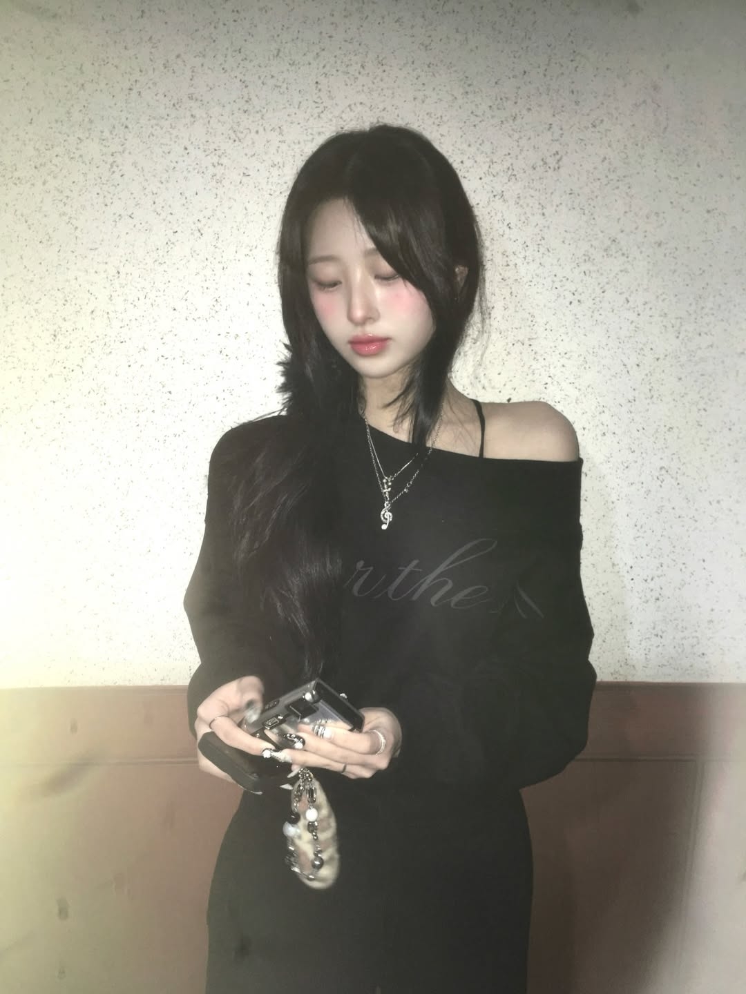 VOONT Lettering Off Shoulder Sweatshirt (BLACK) 착용 스타일 - 4