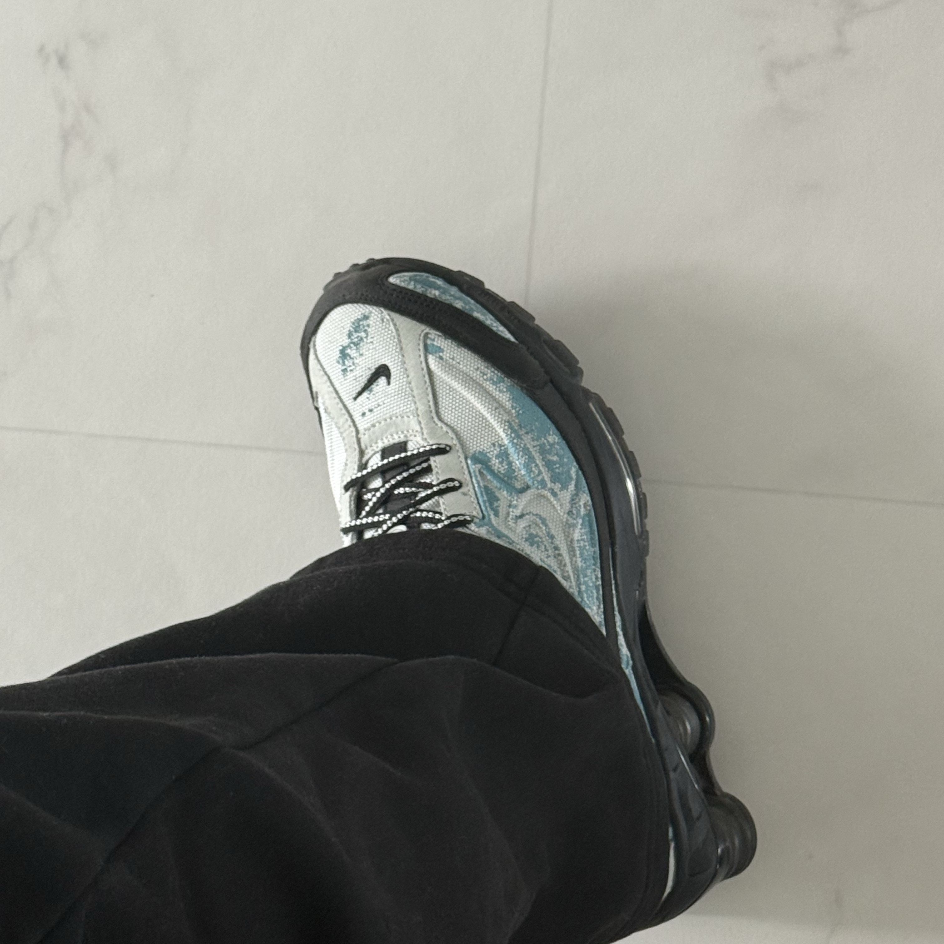 Nike Shox Ride 2 PRM Light Silver Black 착용 스타일 - 1