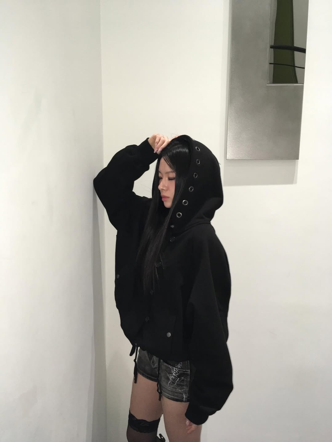 VOONT Eyelet Button Two-Way Hood Zip-Up (BLACK) 착용 스타일 - 7