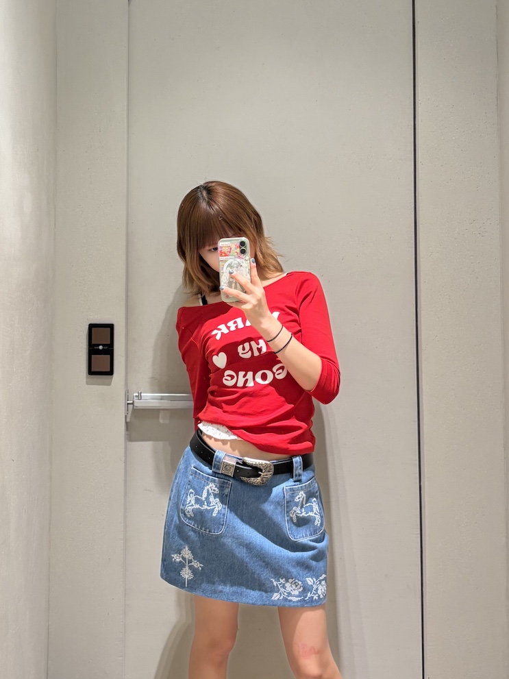 Markgong Women Blue Cross Stitch Embroidered Denim Skirt With Detachable Belt Blue - 26SS, Markgong Women Mark My Gong Printed Red 3/4 Sleeve Cowl Neck Backless Top Red - 26SS 착용 스타일 - 2