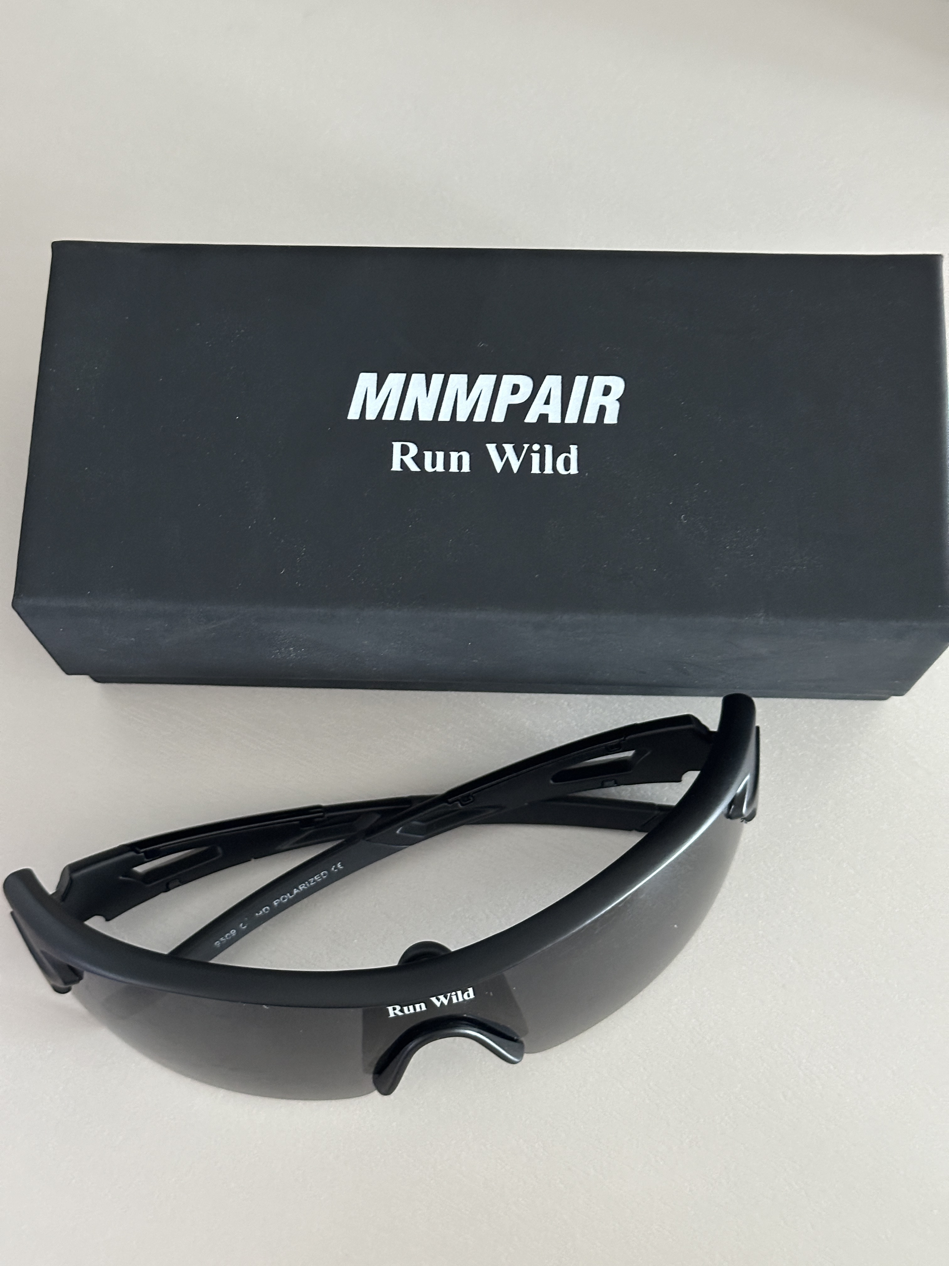 mnmpair Run Wild Sunglasses Black 착용 스타일