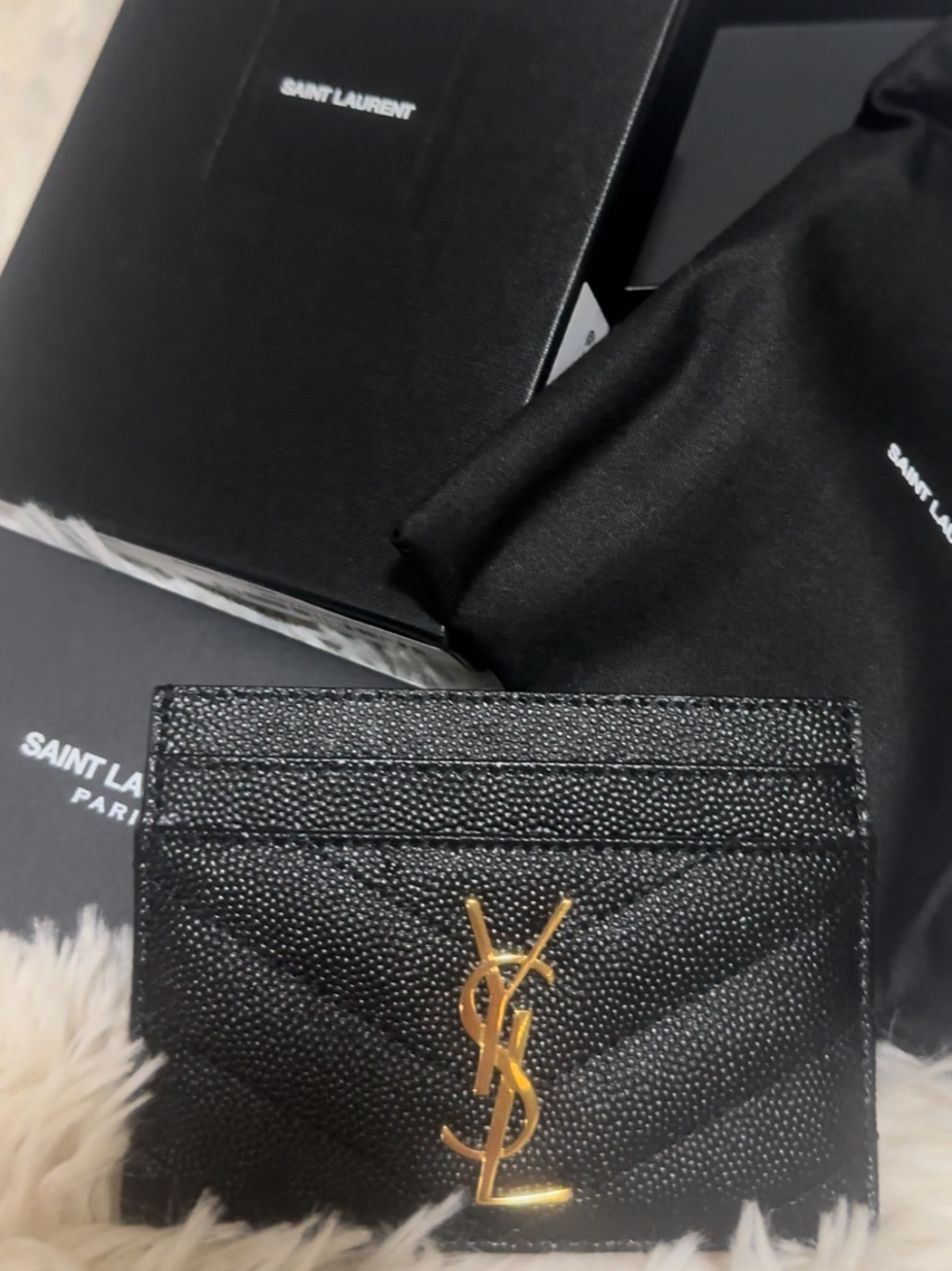 Saint Laurent Cassandre Matelasse Card Case in Grain De Poudre Embossed Leather Black 착용 스타일 - 2