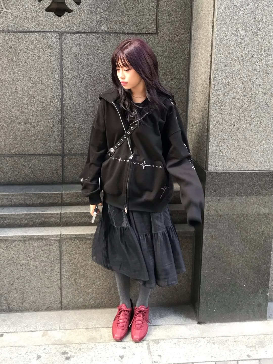 VOONT Stud Line Hood Zip-Up (BLACK) 착용 스타일 - 1